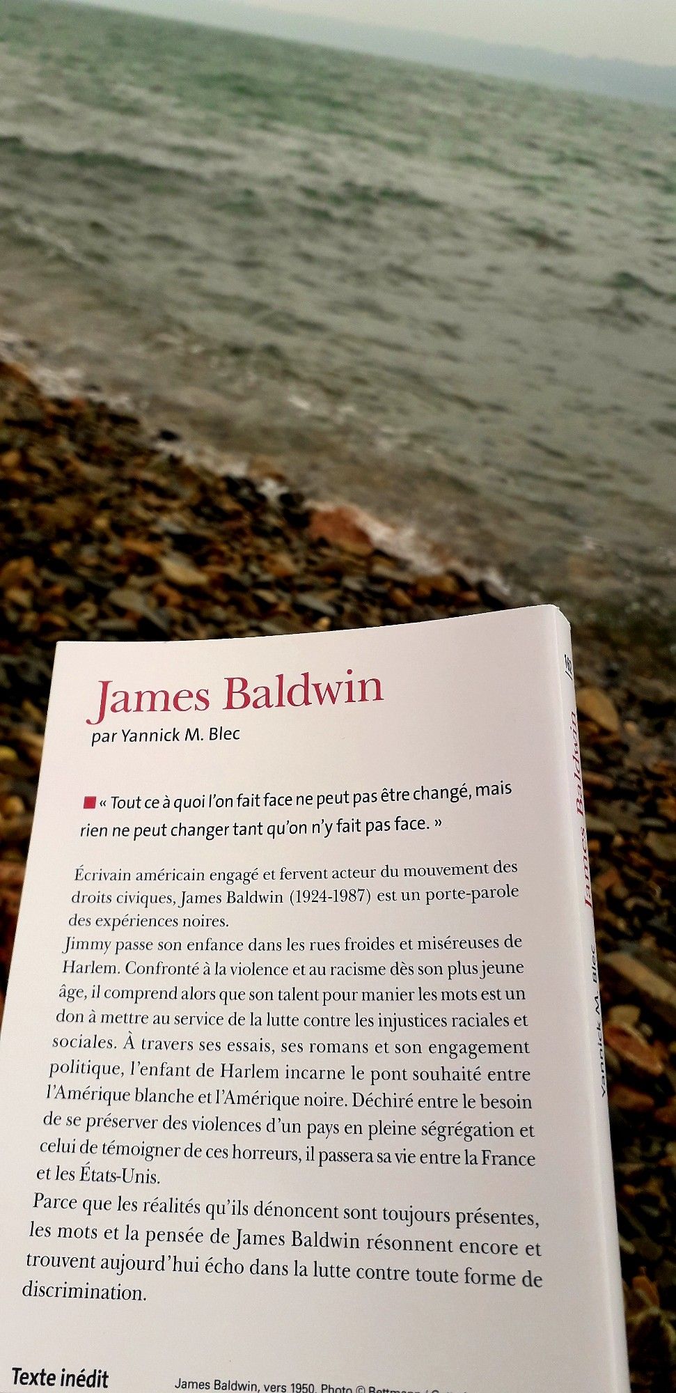 4ème de couverture du livre de Yannick M.Blec, "James Baldwin". Éditions Folio. 
Photo prise sur une grève au bord de la mer en Bretagne Nord.