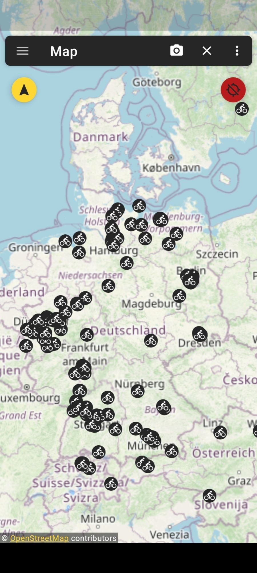 Screenshot aus der App Critical Maps. In ganz Deutschland sind schwarze Kreise mit einem weißen, stilisierten Radfahrenden zu sehen. Jeder Kreis steht für eine*n Radfahrende*n, der*die die App Critical Maps gerade eingeschaltet hat.