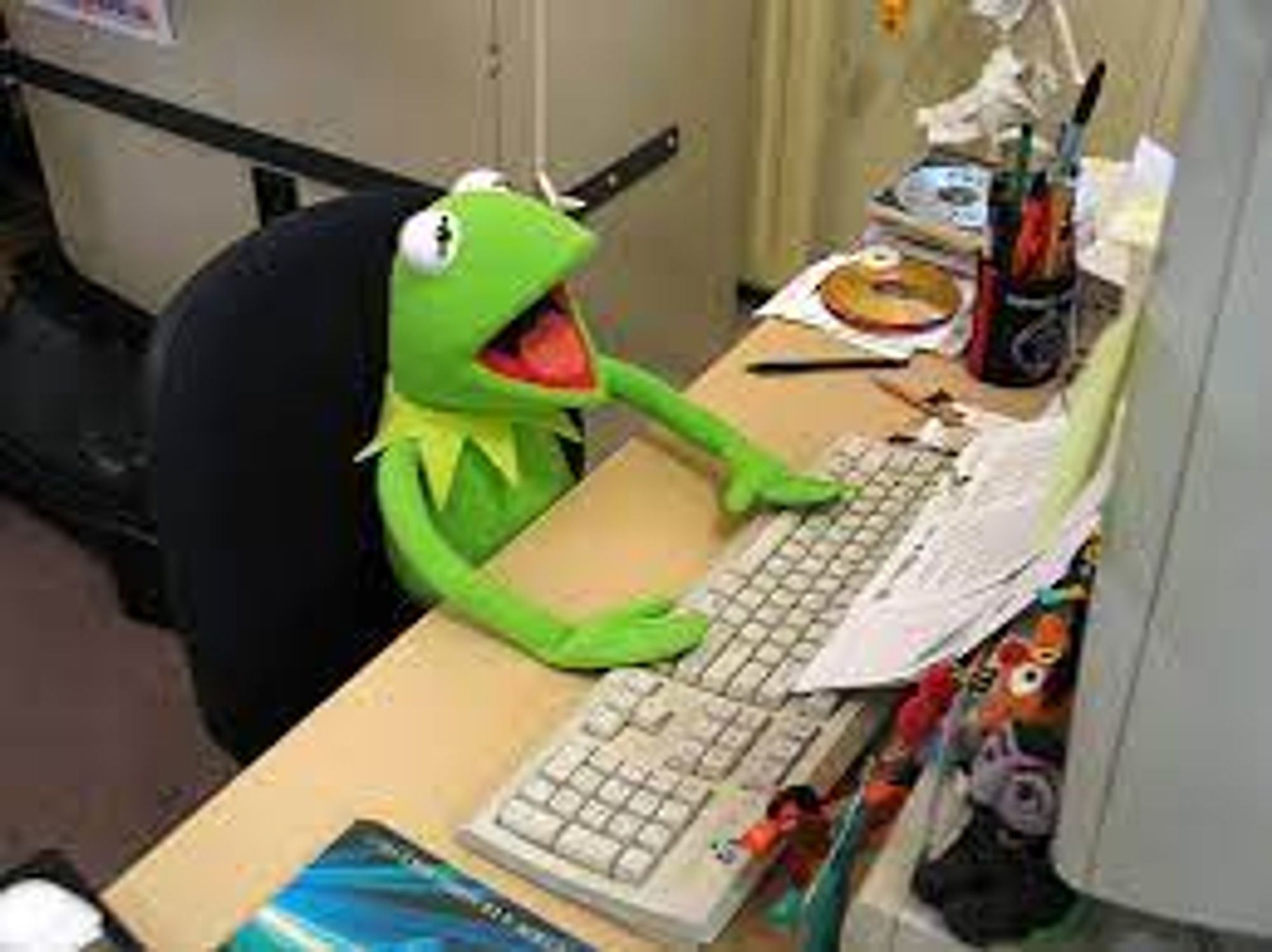 kermit la grenouille en panique devant un pc