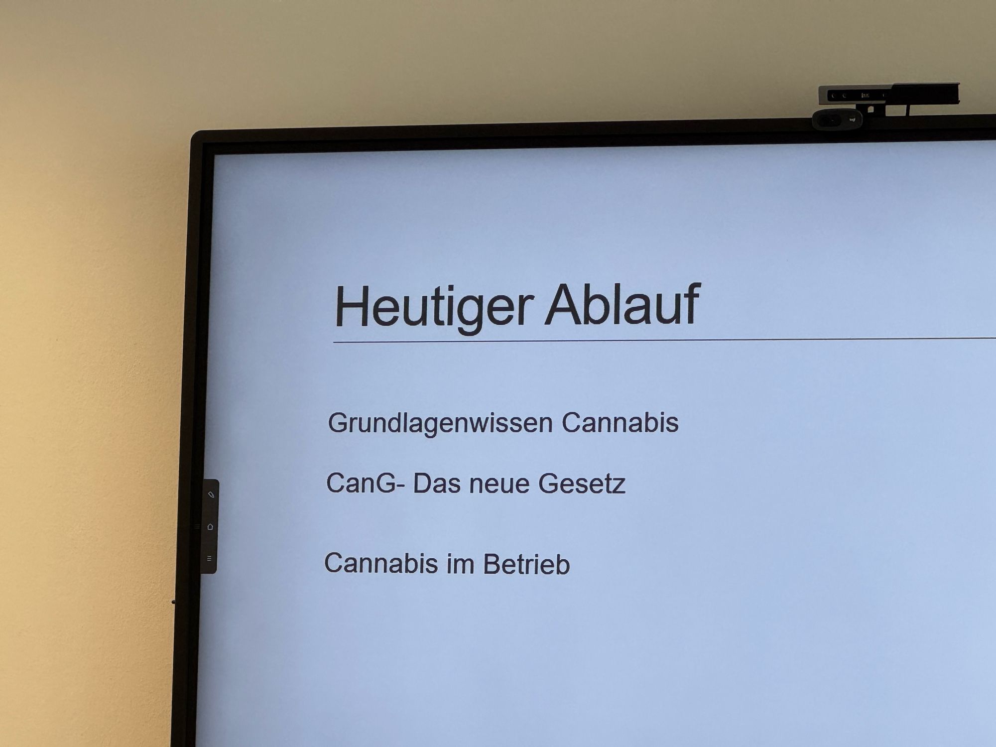 Ein Foto von einem großen Bildschirm mit folgendem Text:
Heutiger Ablauf
Grundlagenwissen Cannabis
CanG- Das neue Gesetz
Cannabis im Betrieb