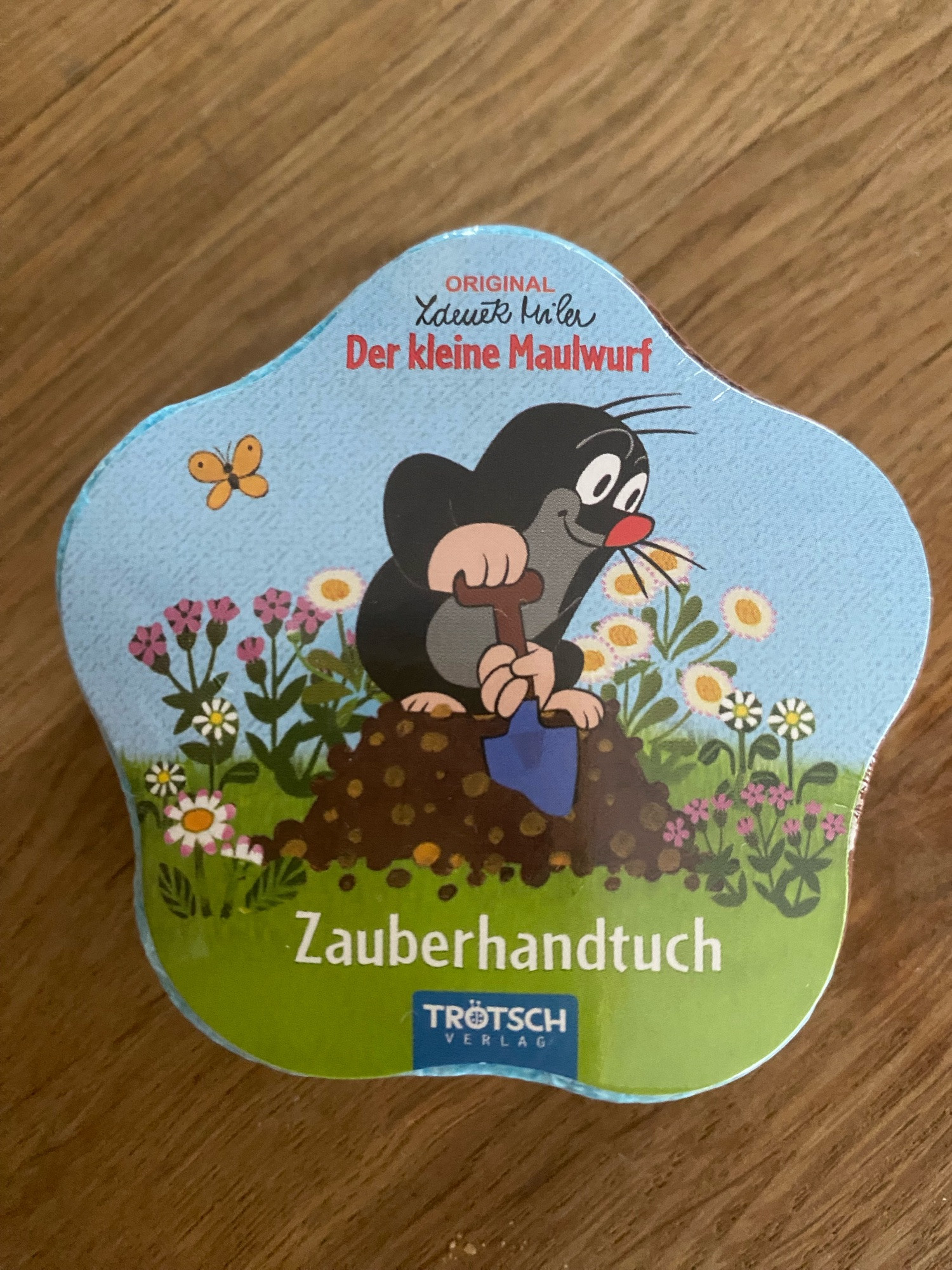 Foto von einem eingepackten Handtuch mit Maulwurfmotiv …