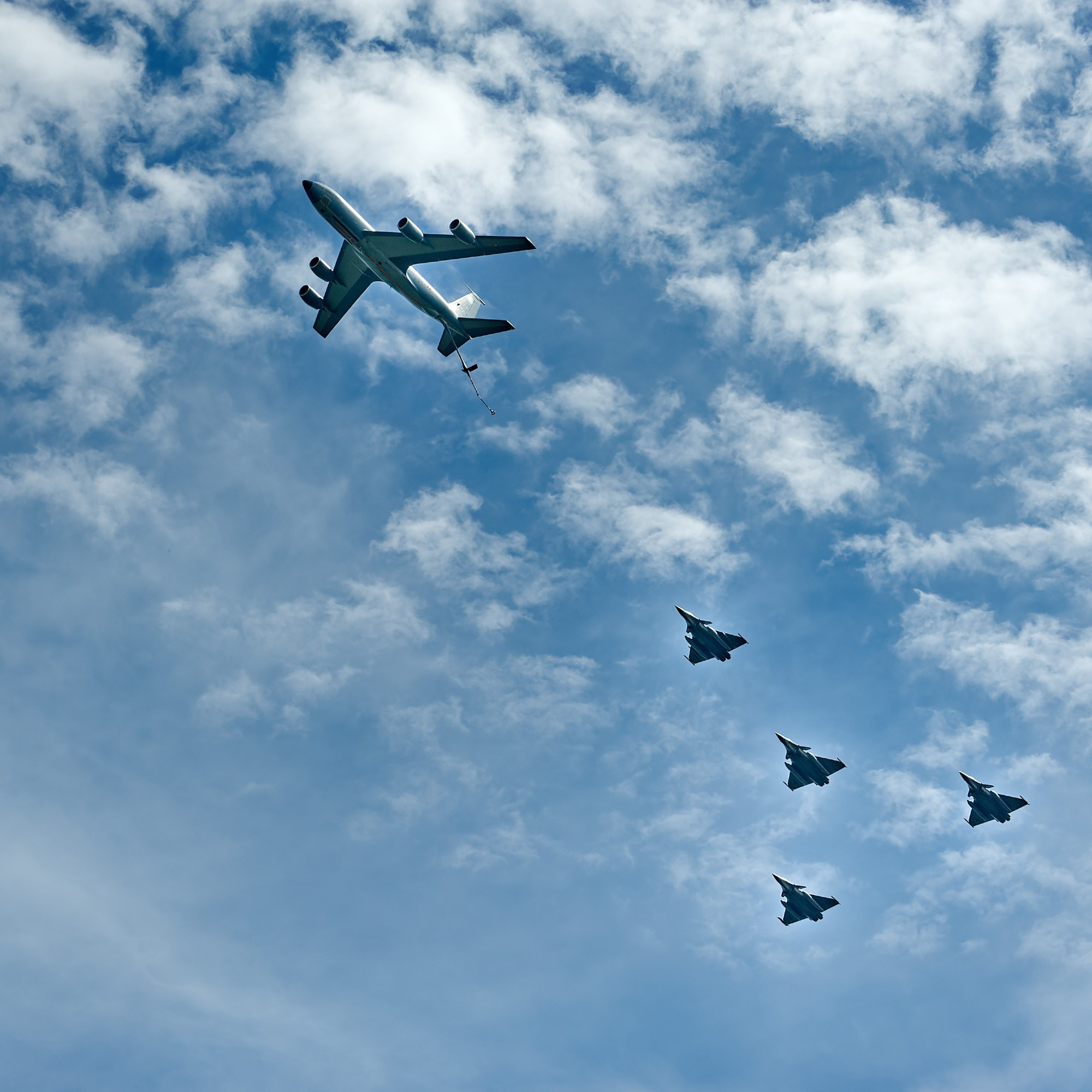 Un avion ravitailleur et quatre "rafale" le suivant dans le ciel du 14 juillet 2024