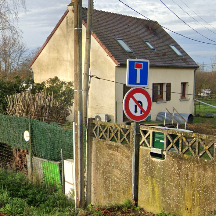 Panneaux voie sans issue et interdit de faire demi-tour l'un au dessus de l'autre.