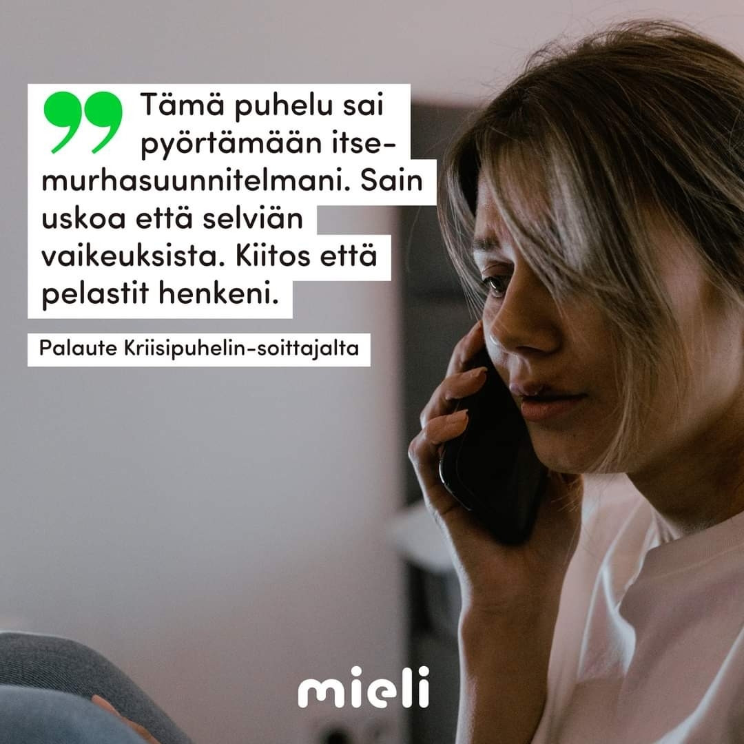 Nainen puhelin kädessä.
Teksti: "Tämä puhelu sai pyörtämään itsemurhasuunitelmani. Sain uskoa että selviän vaikeuksista. Kiitos että pelastit henkeni."
Palaute Kriisipuhelin-soittajalta