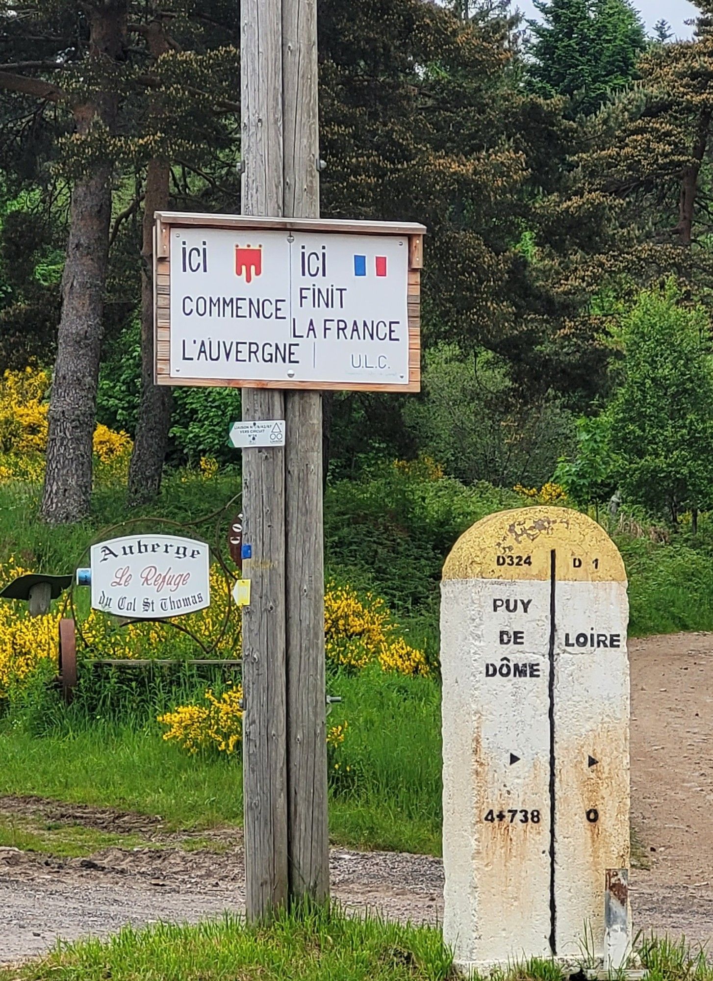 Borne frontière Puy de Dôme/ Loire. Col St Thomas.
Panneau "ici commence l'Auvergne / ici finit la France"