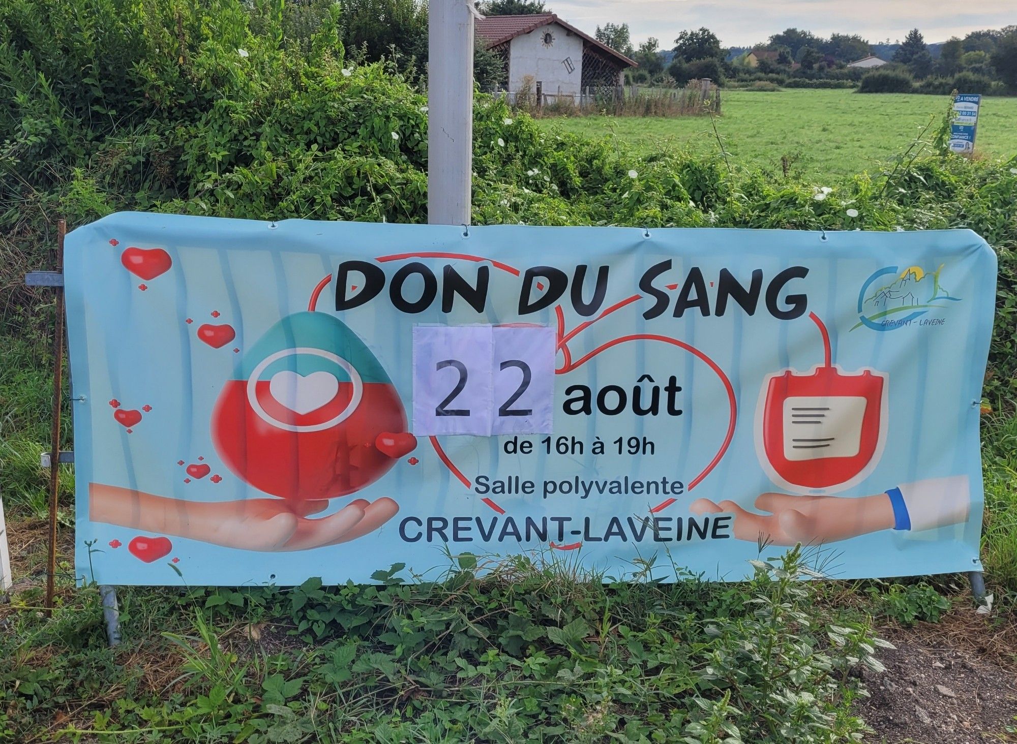 Affiche d'annonce d'un don du sang. 
22 août 2024, de 16h à 19h, salle polyvalente de Crevant-Laveine.