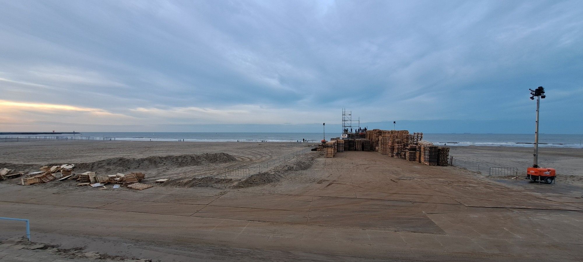 First layer of pallets used to build the bonfire tower in Scheveningen