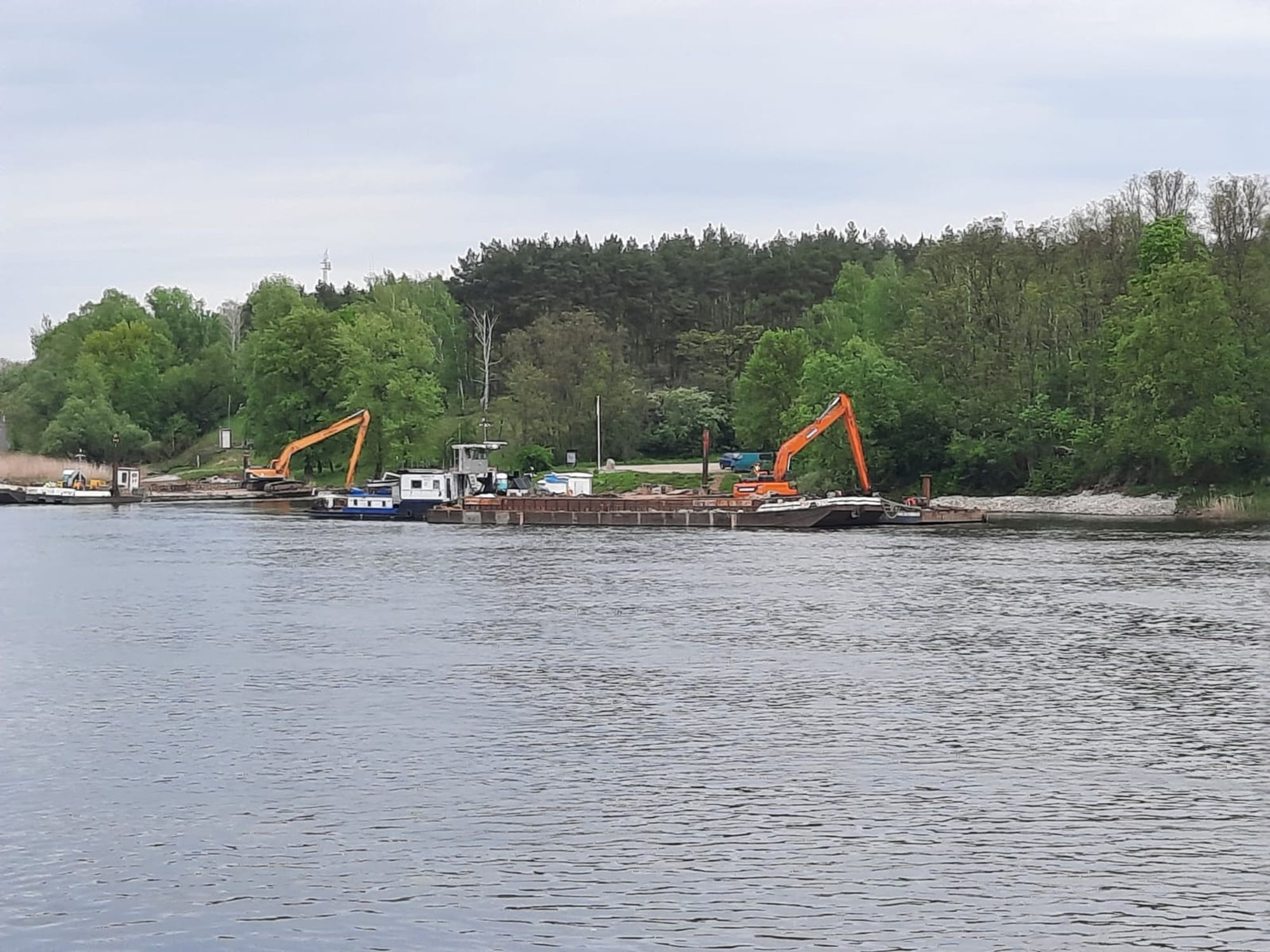 Laufender Flussausbau an der Grenzoder bei OsinówDolny/Hohenwutzen südlich Oderbrücke am 29. April 2024