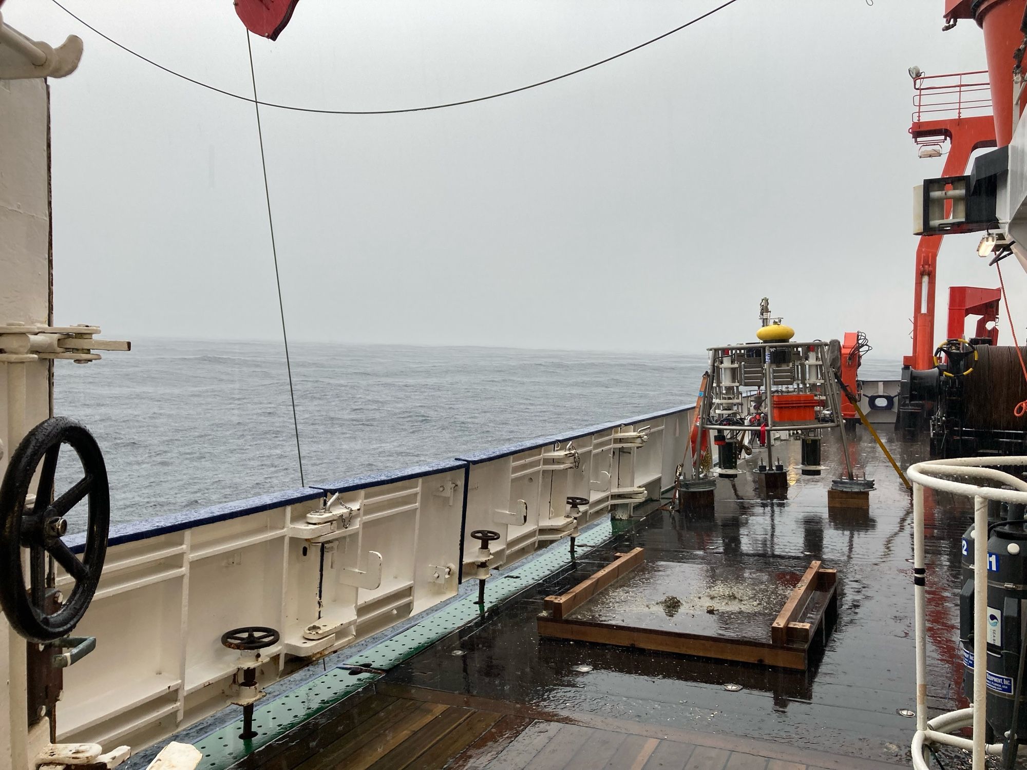 Schiff mit Regen und einem Forschungsgerät Lander