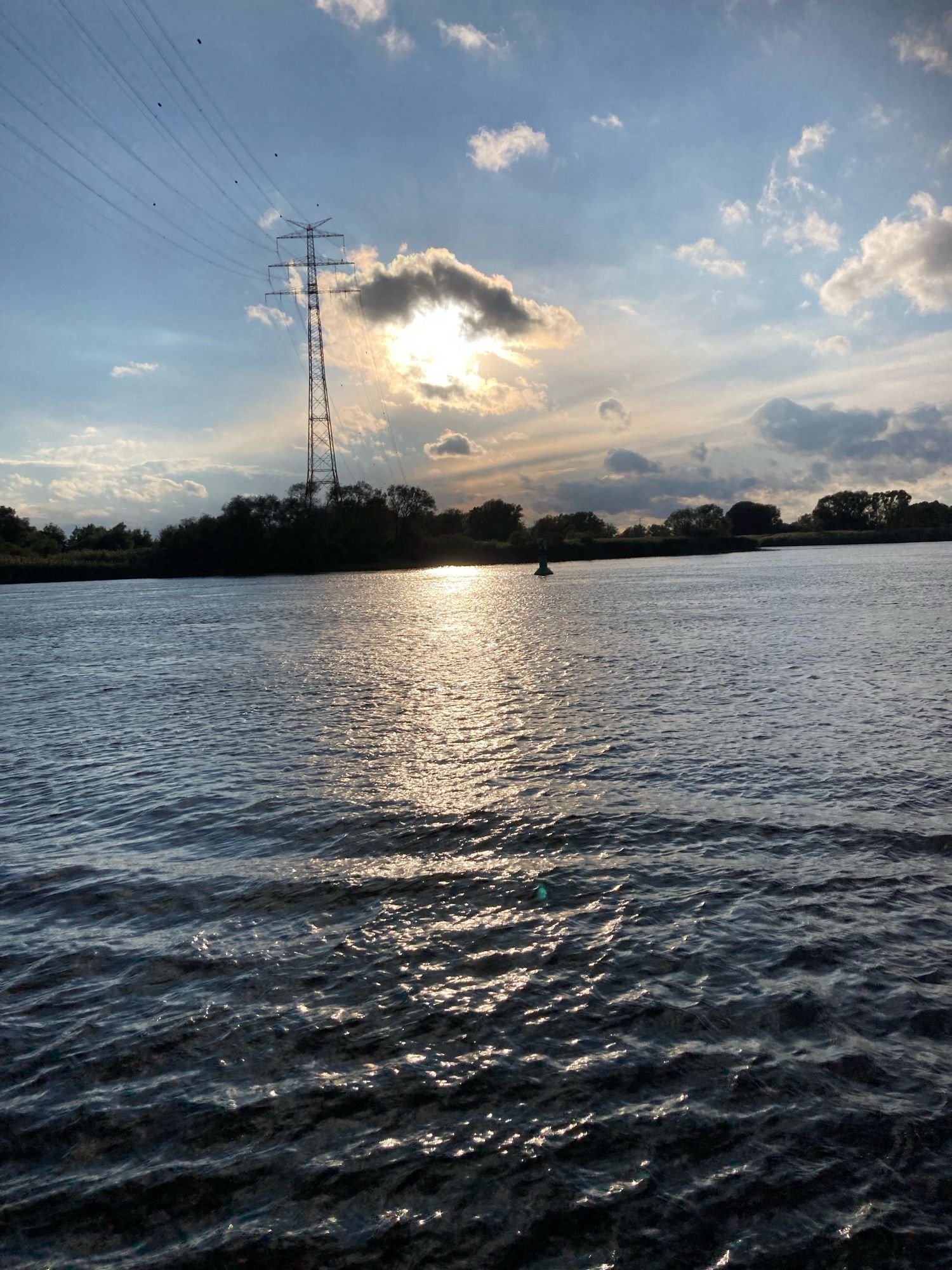 Fluss mit Himmel und schöner Sonne