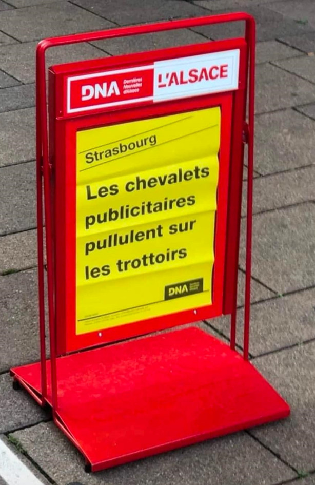 Titre sur un chevalet publicitaire : "les chevalets publicitaire pullulent sur les trottoirs."