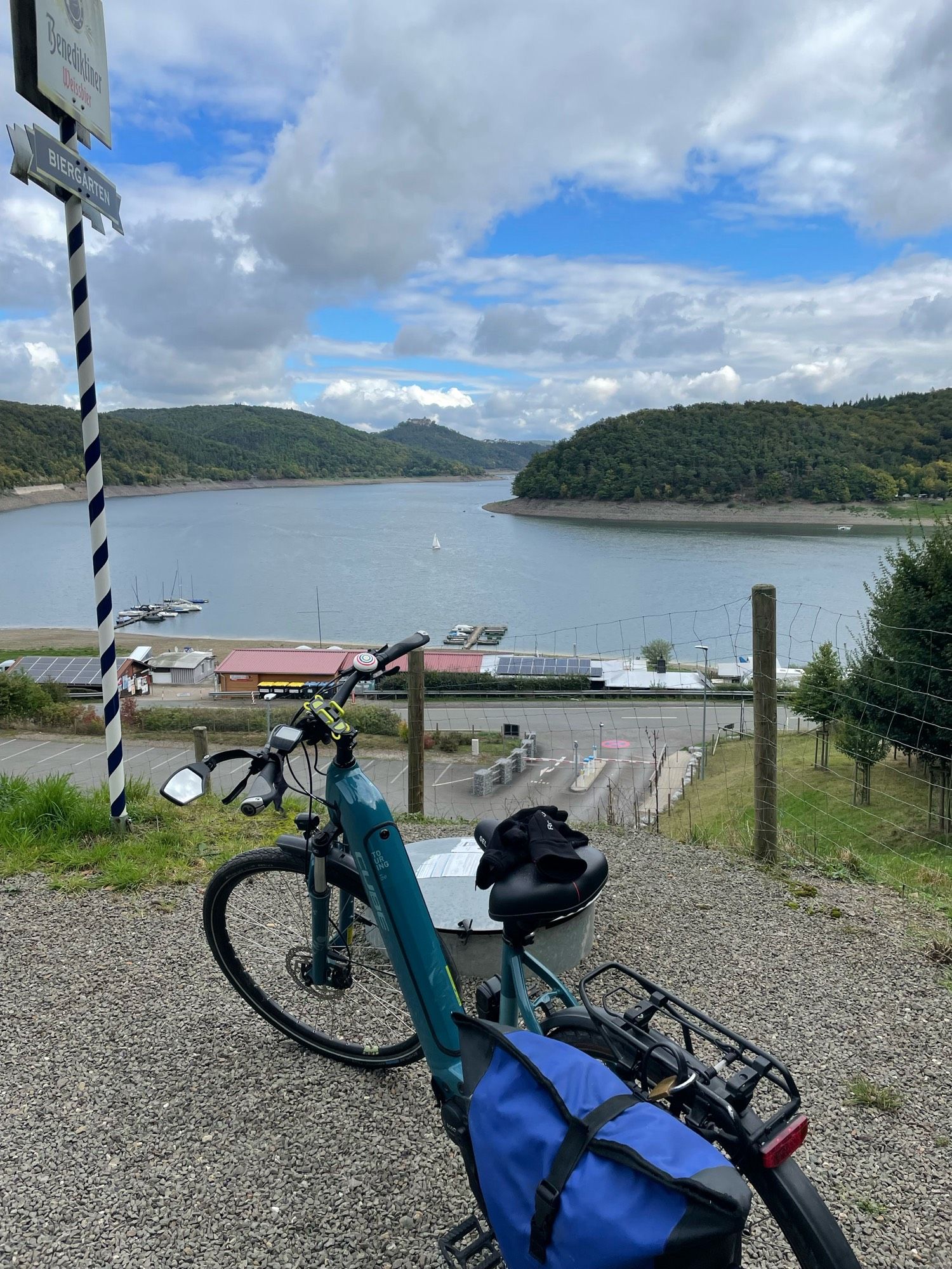 Mein blaues Fahrrad auf einem Hügel vor dem See.