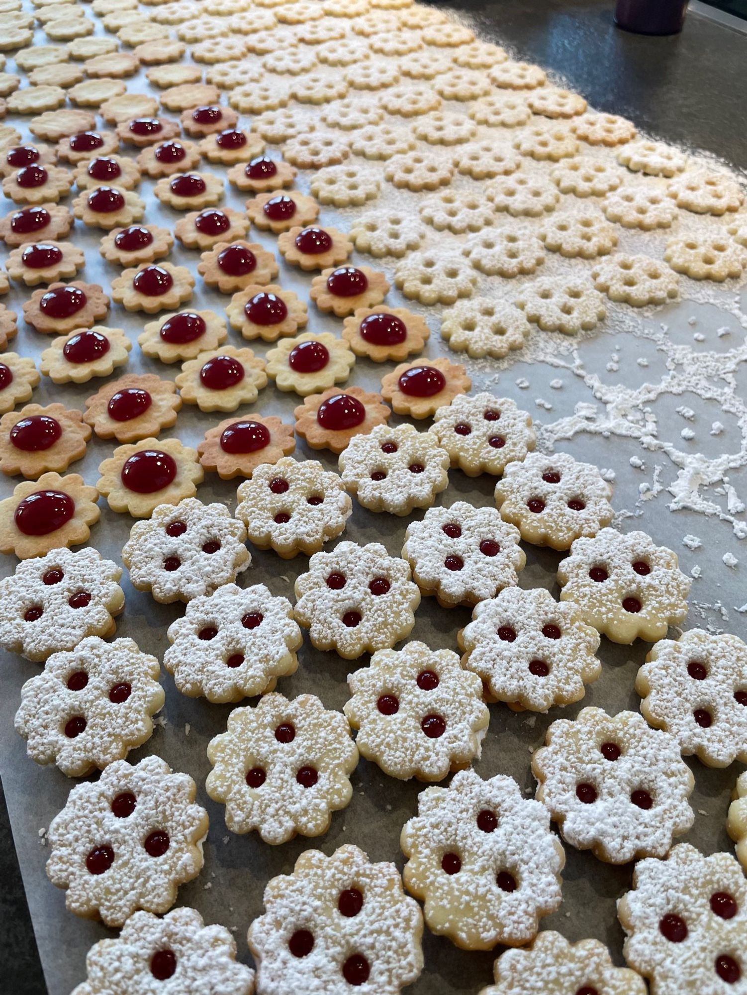 Spitzbuben. Kleine, selbstgemachte, mit Himbeerkonfitüre gefüllte, mit Puderzucker bestäubte Doppelkekse.