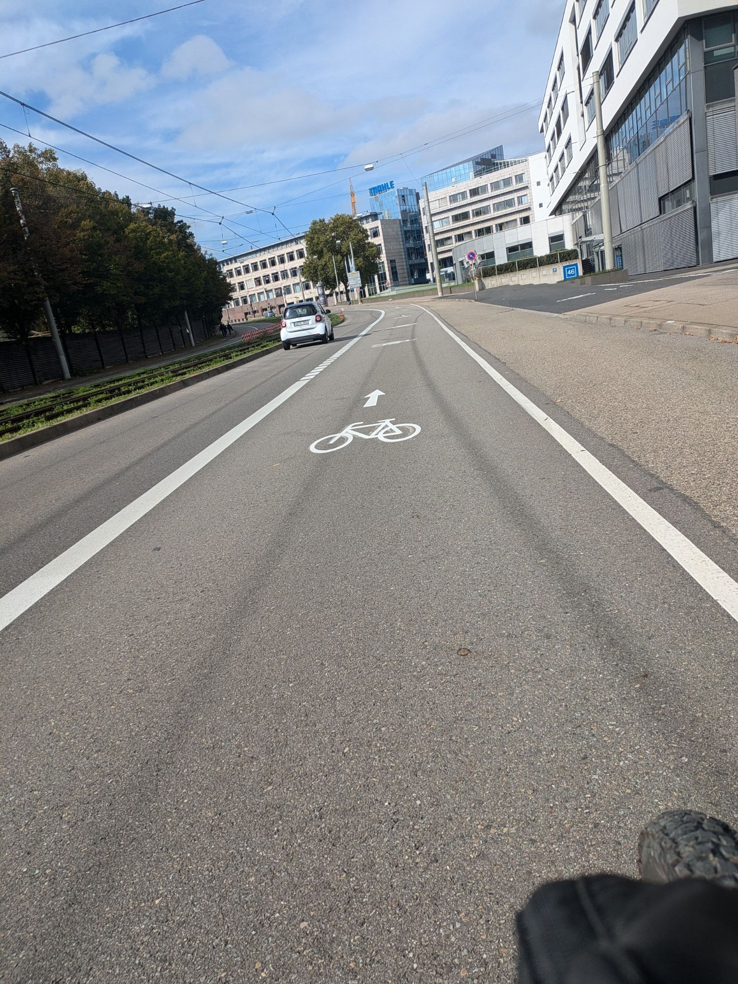 Eine Radweg direkt neben der Pragstraße in Stuttgart, auf Höhe der Wilhelma den Berg hoch zu