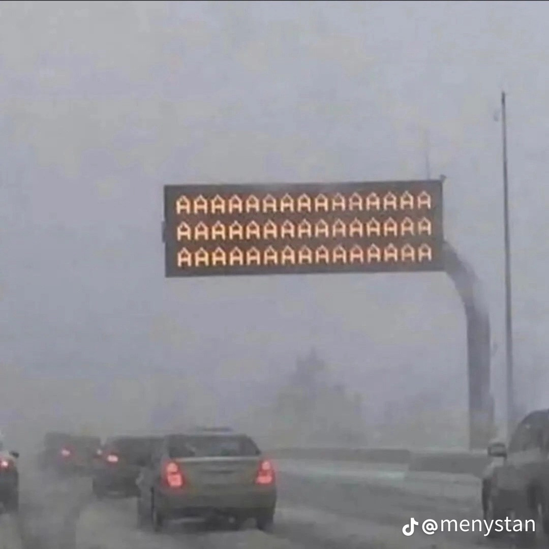 Eine Anzeigetafel auf der Autobahn, auf der AAAAAAAAAAAAAAAAAAA steht.