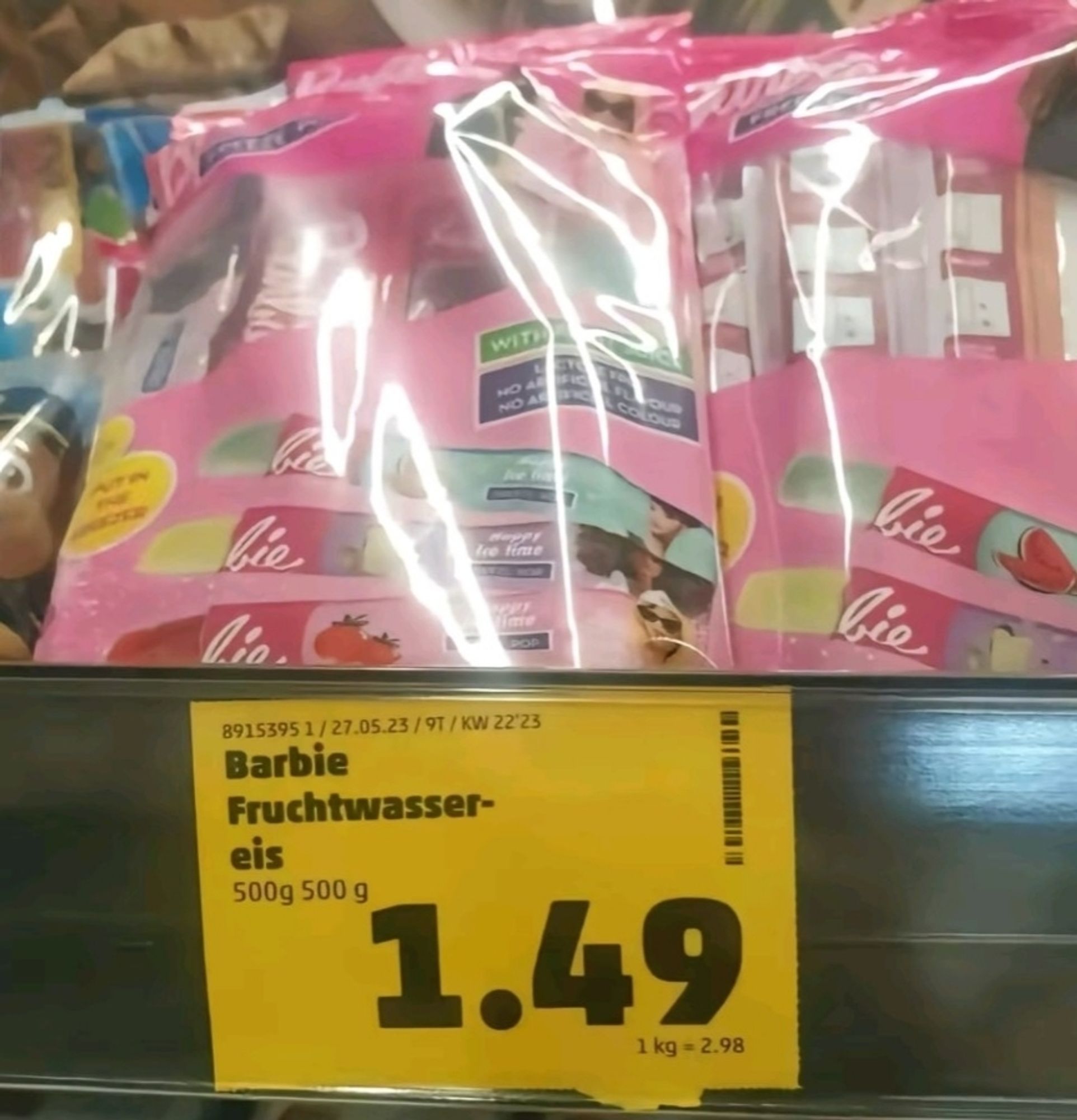 Ein Wassereis in rosa Verpackung mit dem Namen Barbie Fruchtwasser Eis.