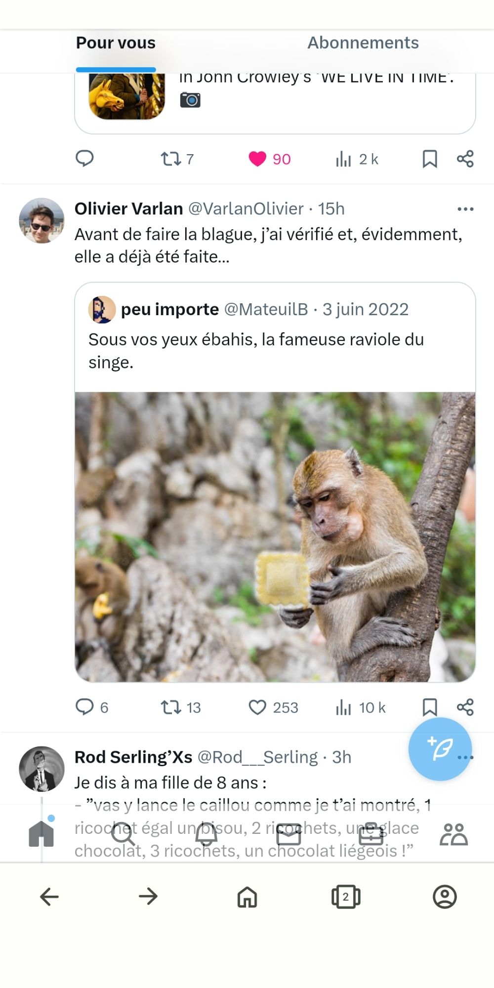 Capture d'écran d'un tweet de 2022 de @MateuilB avec un jeu de mot variole du singe et raviole du singe. L'image représente un singe tenant un ravioli