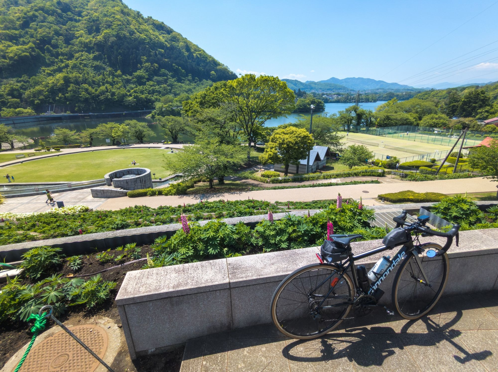 メインバイクのCannondale SupersixEvo(NormalMod.MY2018)。
リムブレーキながら19mmリムホイールに28cタイヤを履かせて近代化している。
クリート位置も下げてポジションの近代化もしたので、今回は実走テストも兼ねて久々に三本ローラーから下ろして外出してみた。