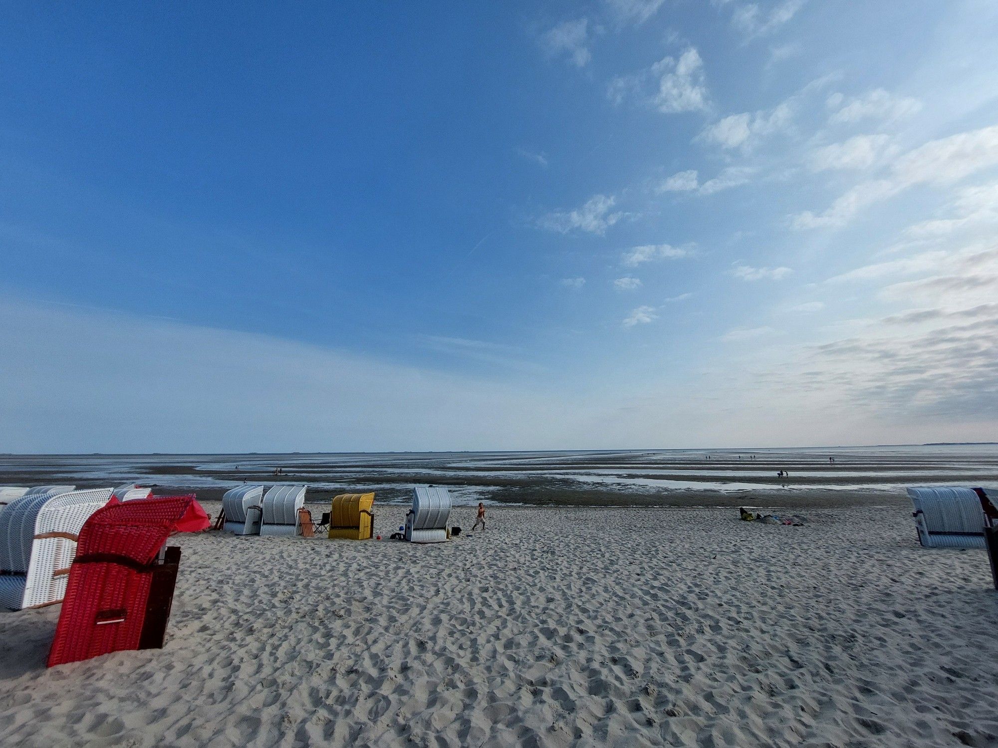 Sandstrand und Strandkörbe bei Ebbe