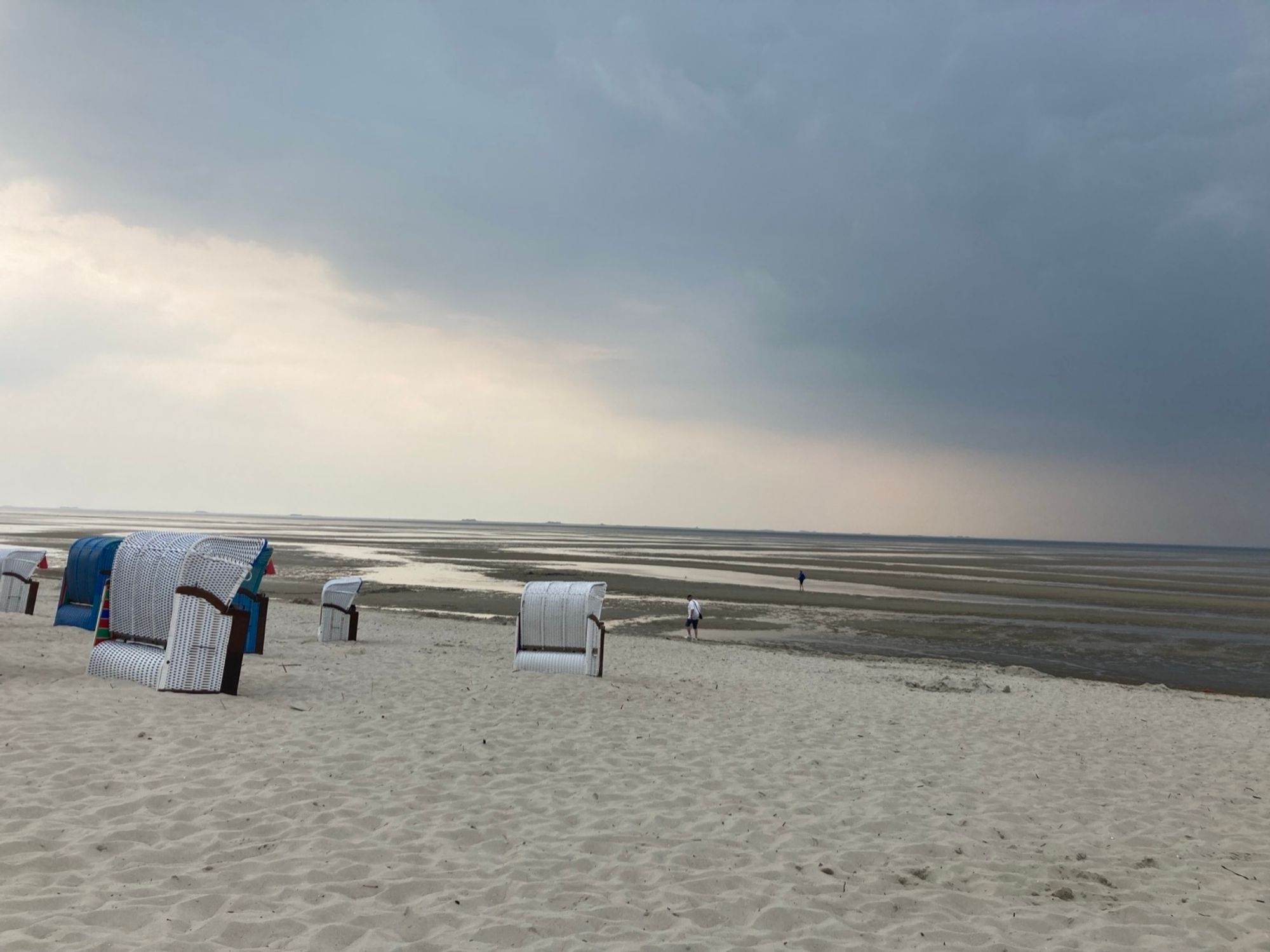 Stürmischer Himmel, Sandstrand und Ebbe