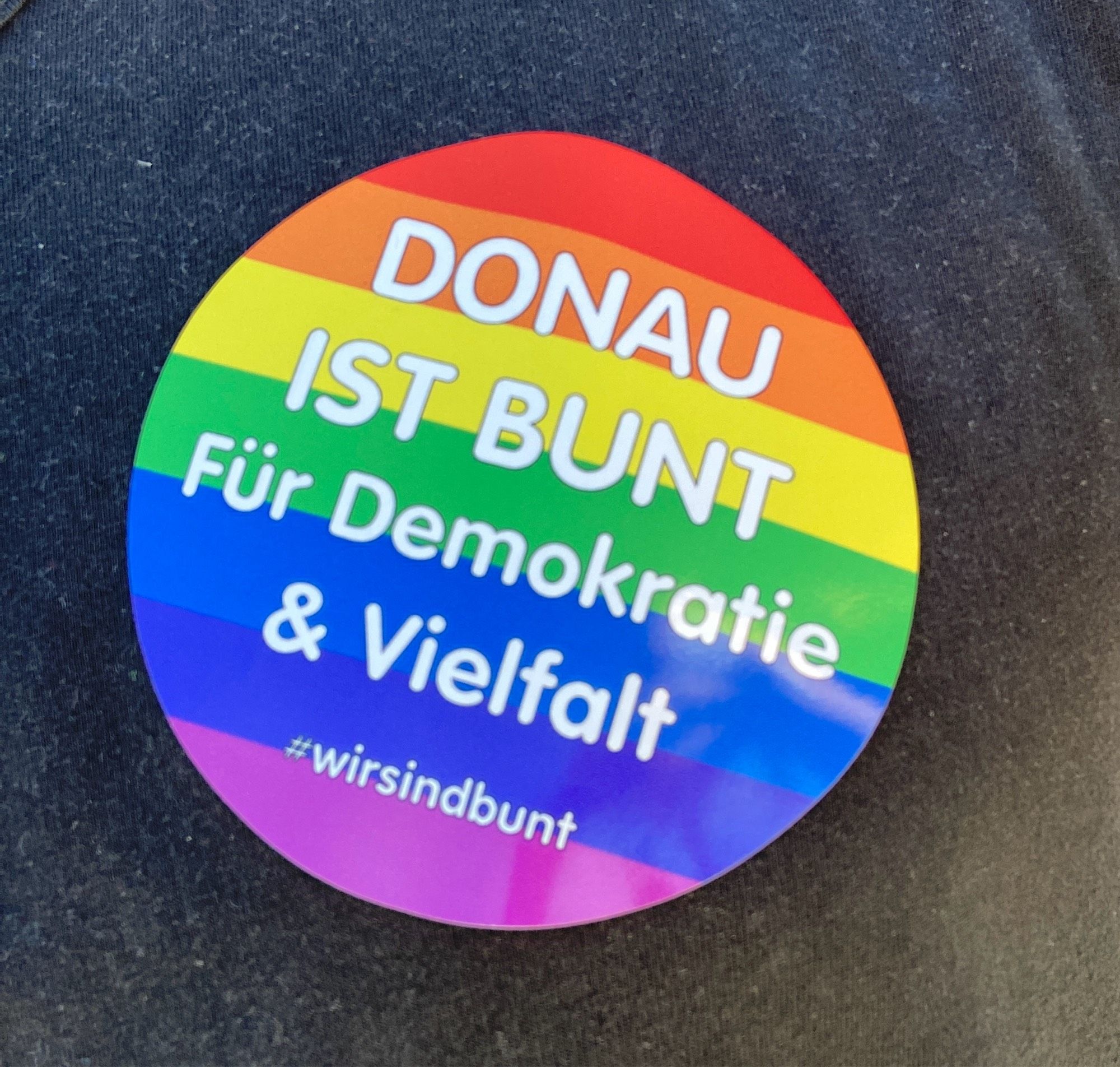 Sticker in Regenbogenfarben Donau ist bunt