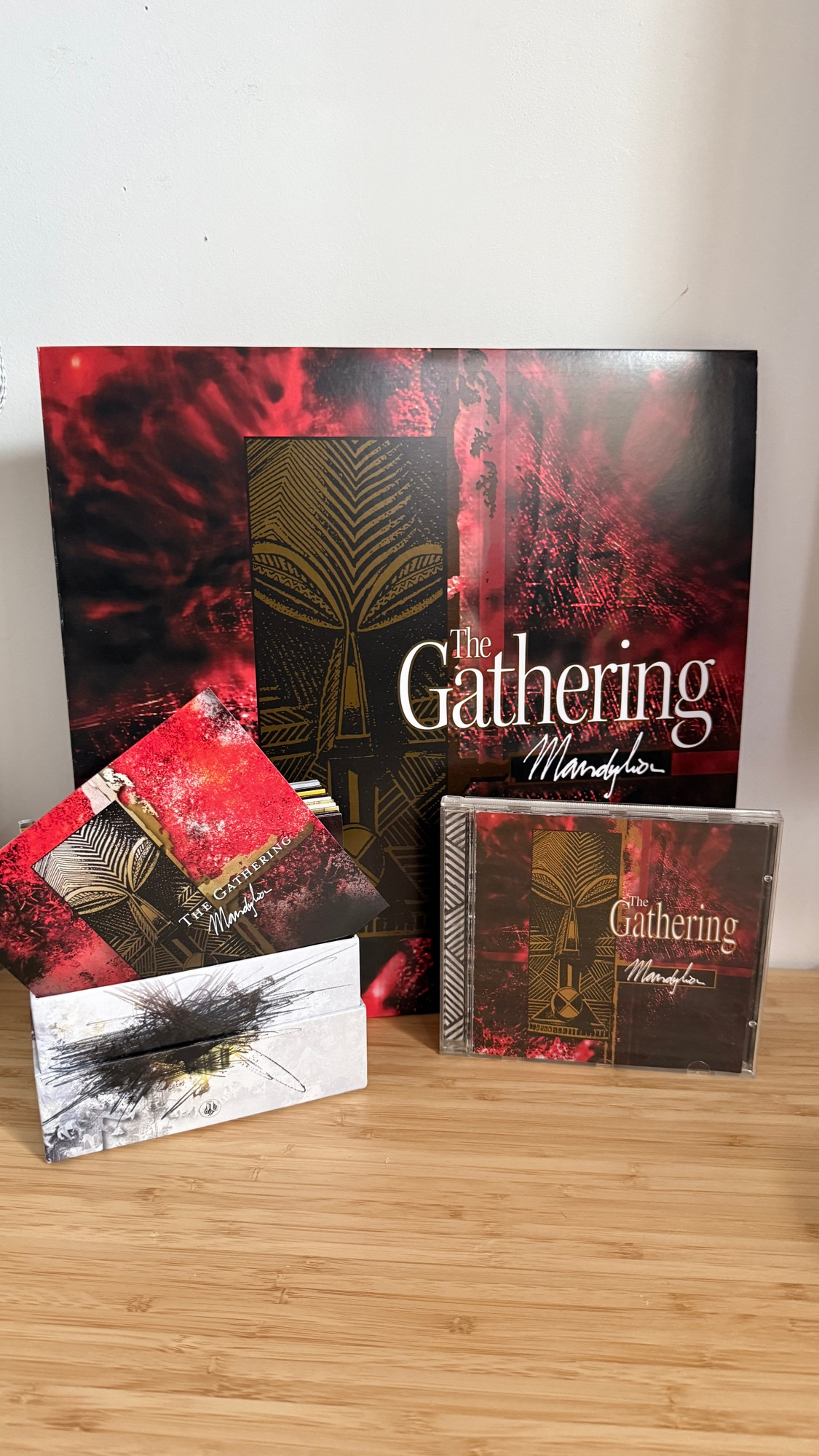 Photo montrant l’album « Mandylion » de The Gathering au format vinyle, cd + cd en édition limitée.
