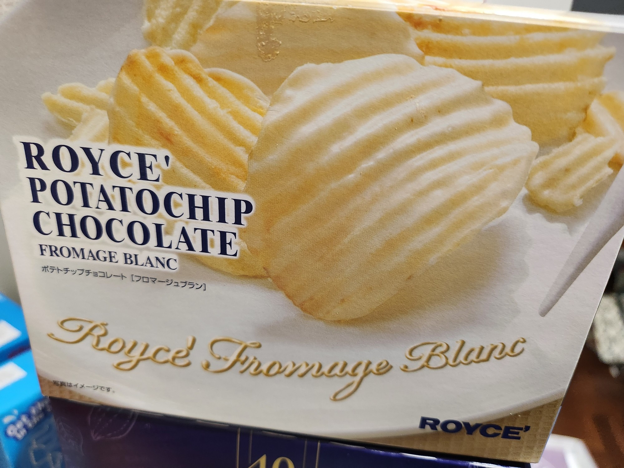 A photo of a box of Royce' Potatochip Chocolate Fromage Blanc