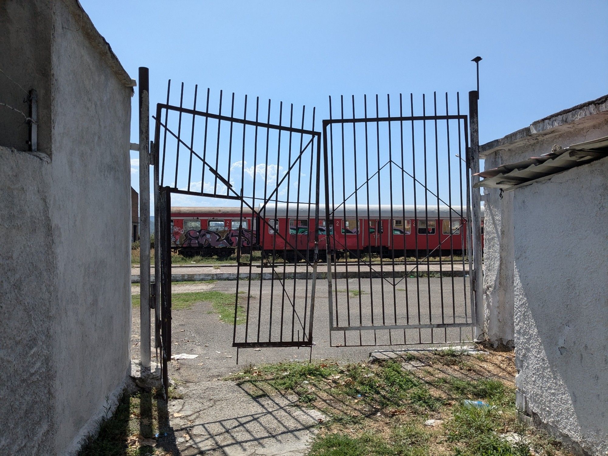 Das Bahnhofsgebäude ist verschlossen, aber man gelangt links daneben auf die Gleisseite