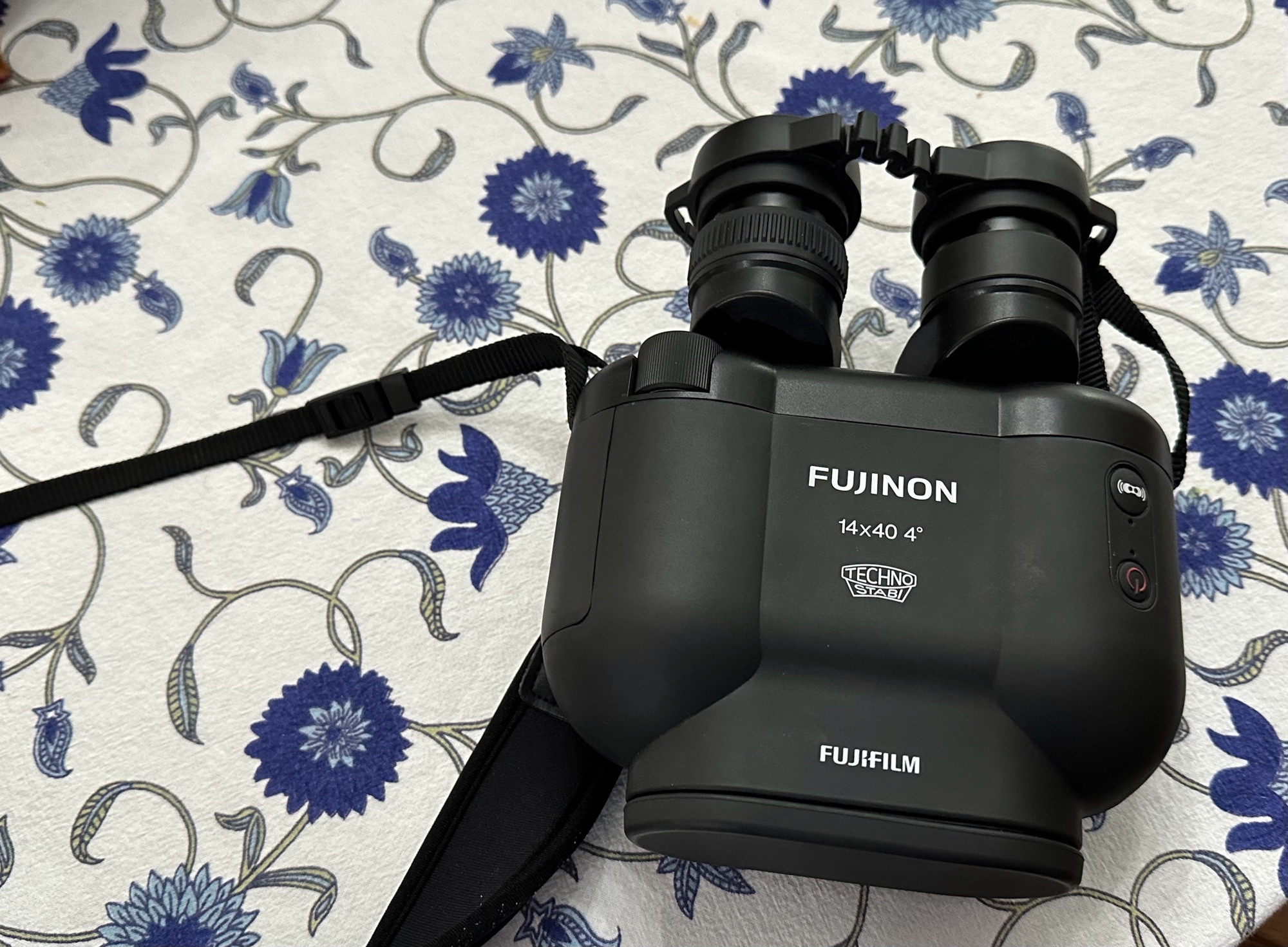 Fujinon 14x40 image-stabilized binoculars