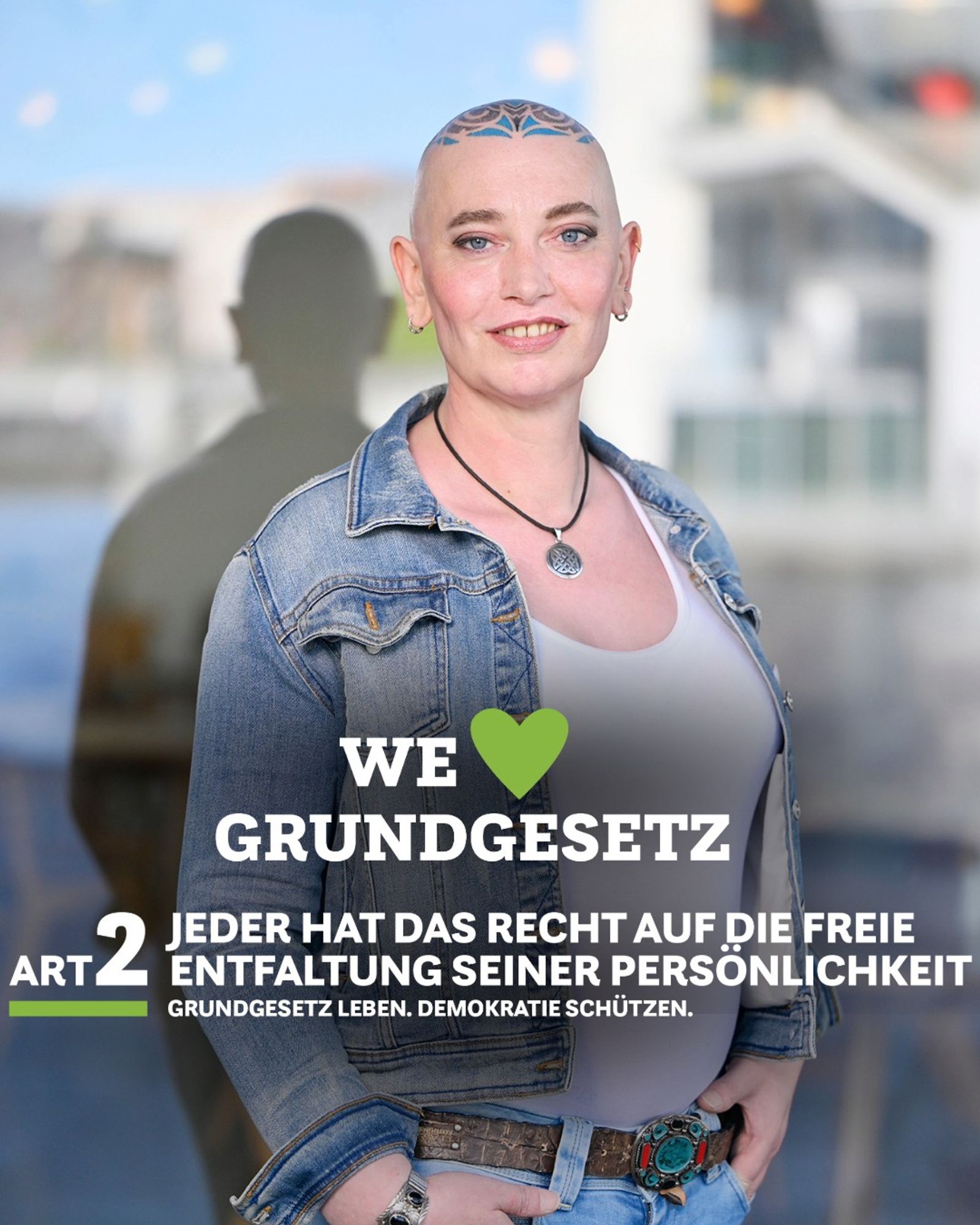 Ein Foto von Tessa Ganserer, auf dem steht: "We love Grundgesetz. Art.2: Jeder hat das Recht auf die freie Entfaltung seiner Persönlichkeit. Grundgesetz leben. Demokratie schützen."