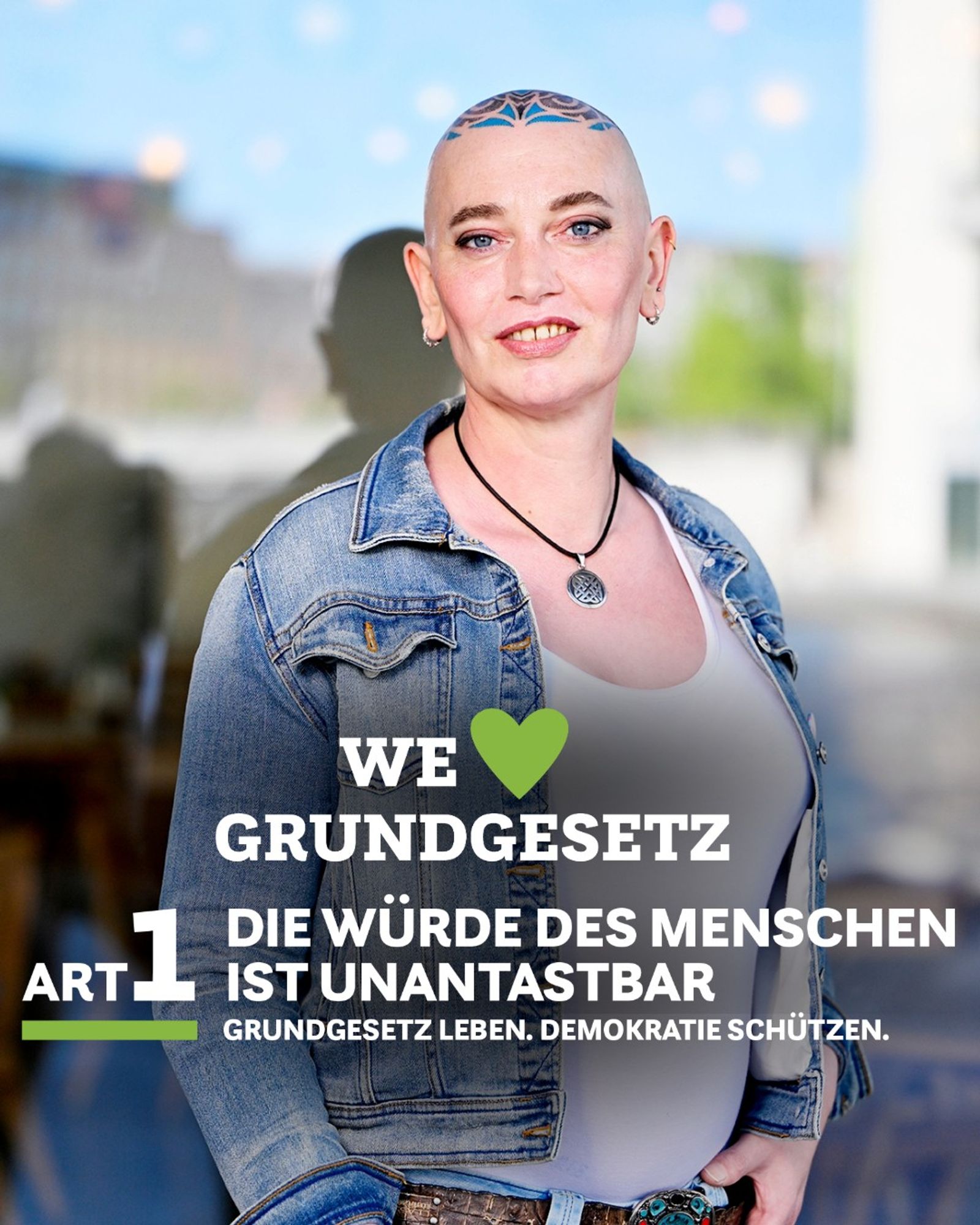 Ein Foto von Tessa Ganserer, auf dem steht: "We love Grundgesetz. Art. 1: Die Würde des Menschen ist unantastbar. Grundgesetz leben. Demokratie schützen."