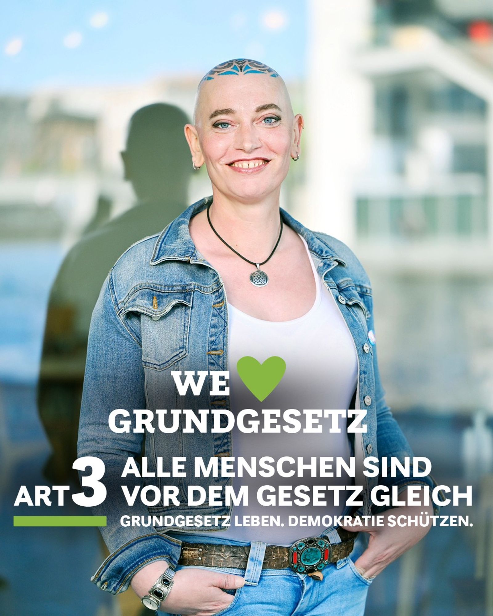 Ein Foto von Tessa Ganserer, auf dem steht: "We love Grundgesetz. Art.3: Alle Menschen sind vor dem Gesetz gleich. Grundgesetz leben. Demokratie schützen."