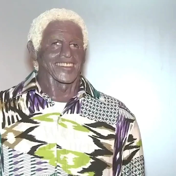 Acho que essa é a estátua de cera do Nelson Mandela não tenho certeza