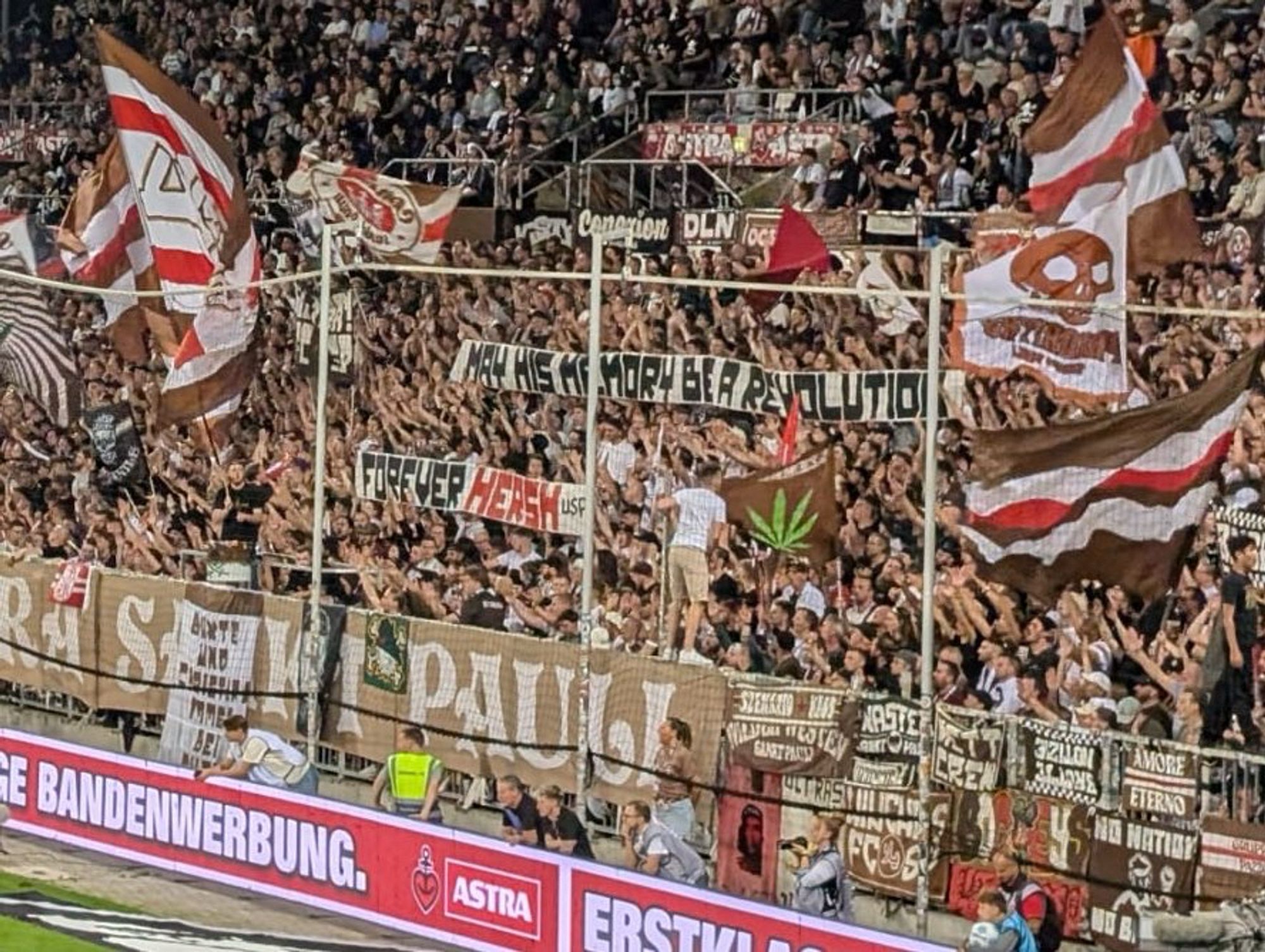 A banner by ultra Sankt Pauli which reads: “May his be a revolution. Forever Hersh!”