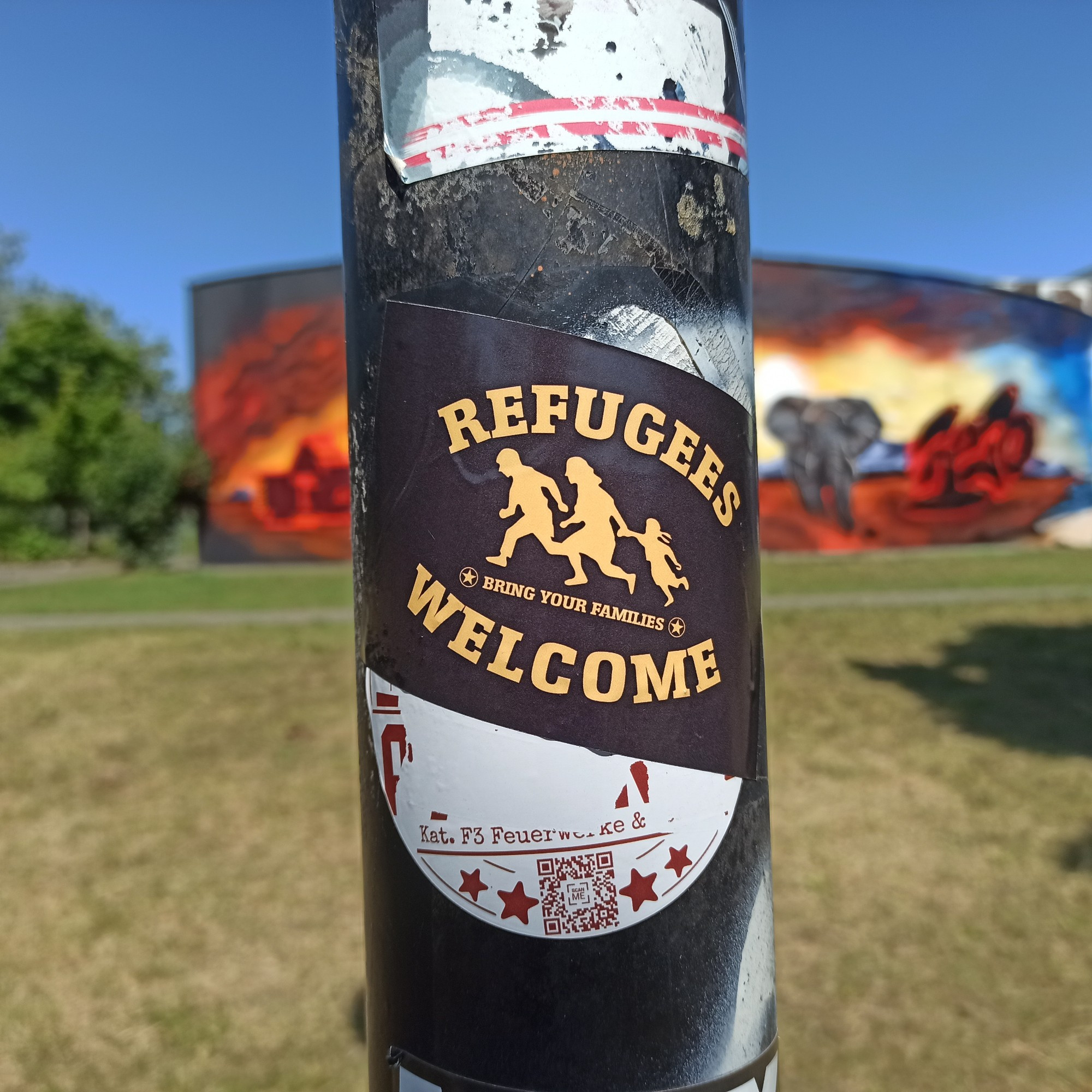 Sticker auf Laternenmast. Refugees Welcome