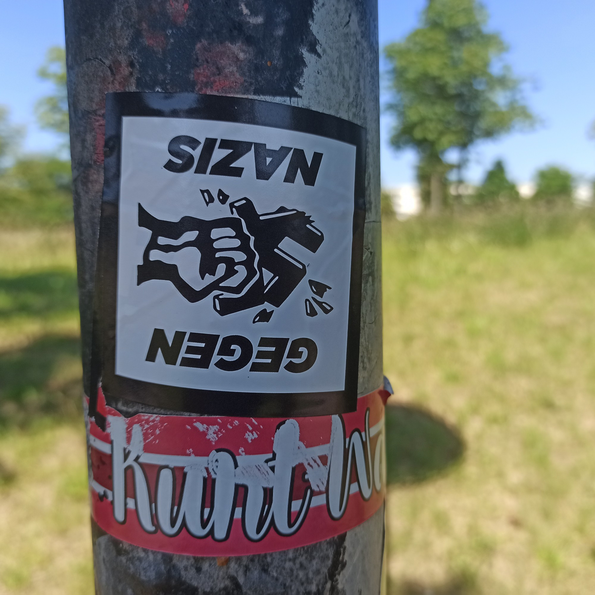 Antifa Sticker auf Laternenmast.