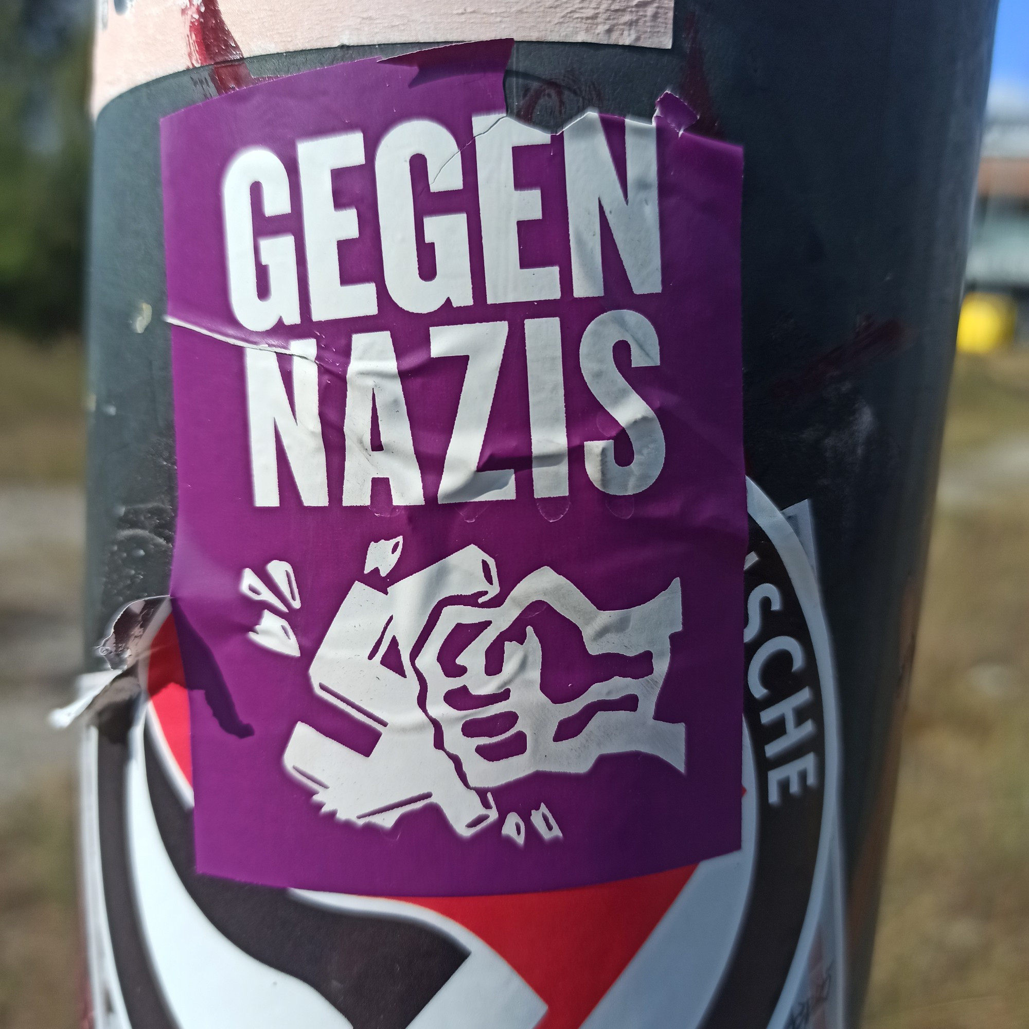 Sticker auf Laternenmast 
Darauf ist eine Faust zu sehen die ein Hackenkreuz zerschlägt zu lesen ist gegen Nazis