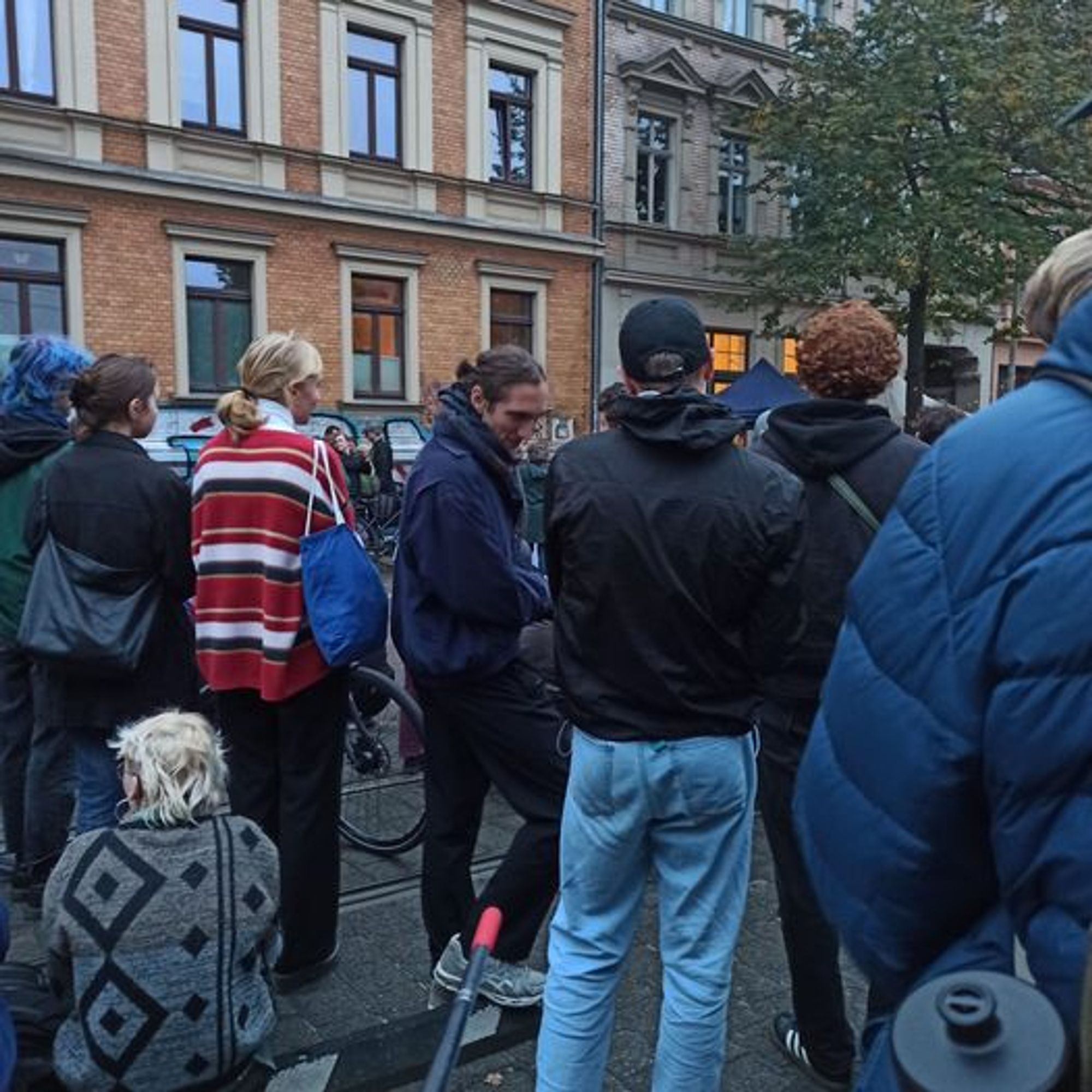 Foto einer Kundgebung in Halle. Zu sehen sind mehrere Menschen