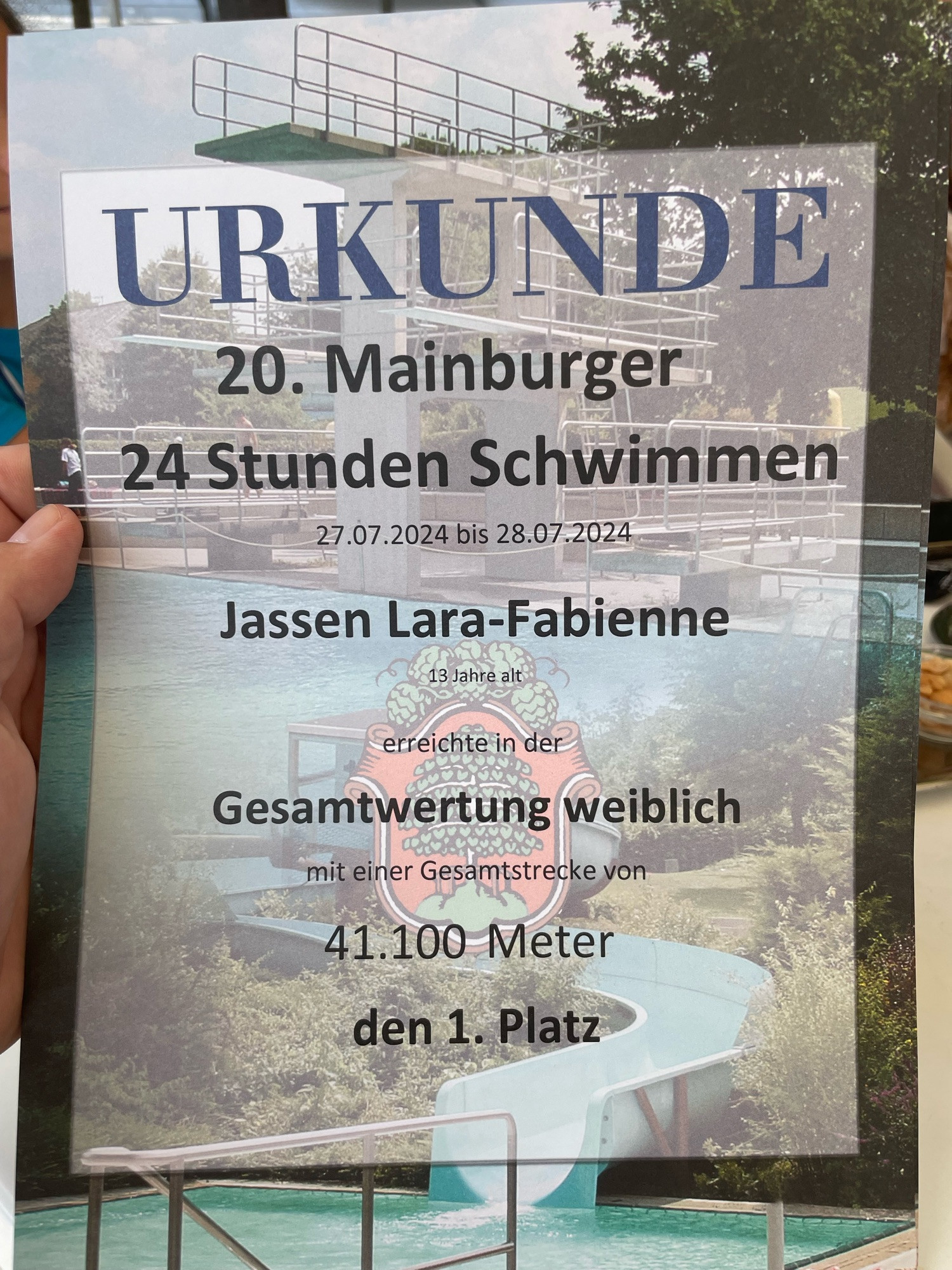 URKUNDE
20. Mainburger
24 Stunden Schwimmen
27.07.2024 bis 28.07.2024
Jassen Lara-Fabienne
13 Jahre alt
erreichte in der
Gesamtwertung weiblich
mit einer Gesamtstrecke von
41.100 Meter
den 1. Platz