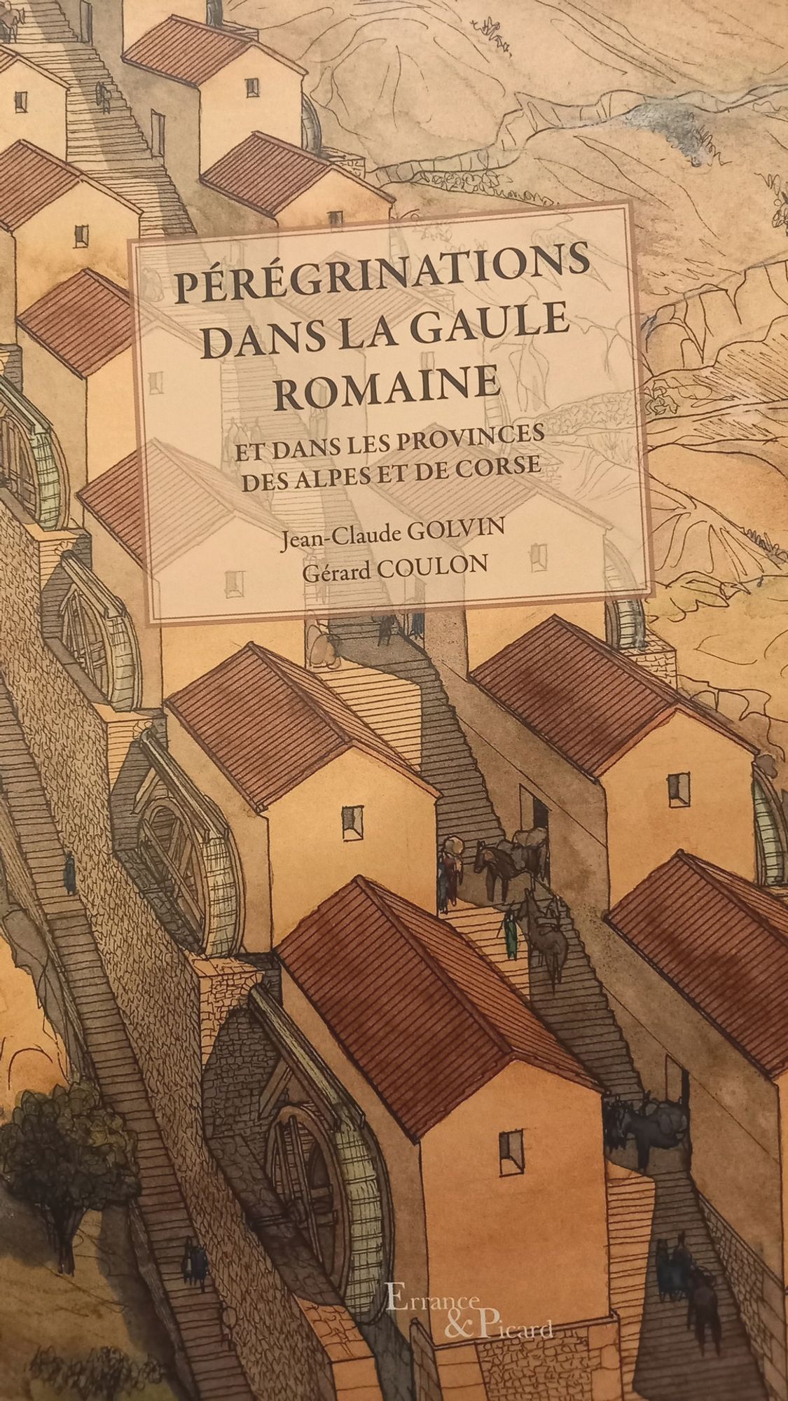 La couverture du livre "Pérégrinations dans la Gaule romaine", par Jean-Claude Golvin et Gérard Coulon, aux éditions Errance & Picard. Elle arbore une aquarelle de la meunerie de Barbegal, une succession de moulins à eau disposés en escalier.