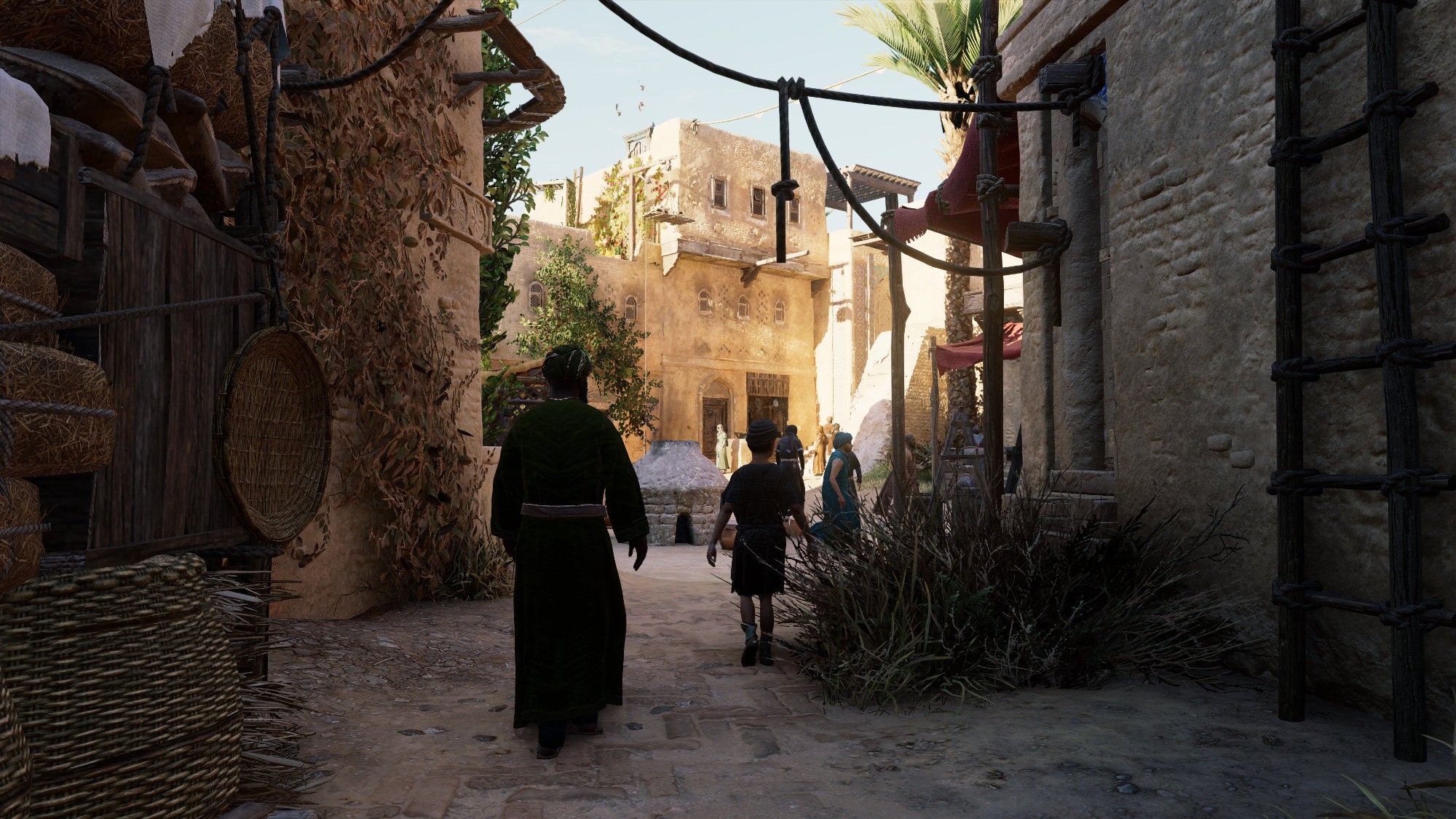 Vue en clair-obscur d'une ruelle de Bagdad où marchent, de dos, un homme et un enfant. Les murs autour d'eux sont dans l'ombre, tandis qu'ils avancent vers une petite place où les bâtiments sont éclairés par le soleil.