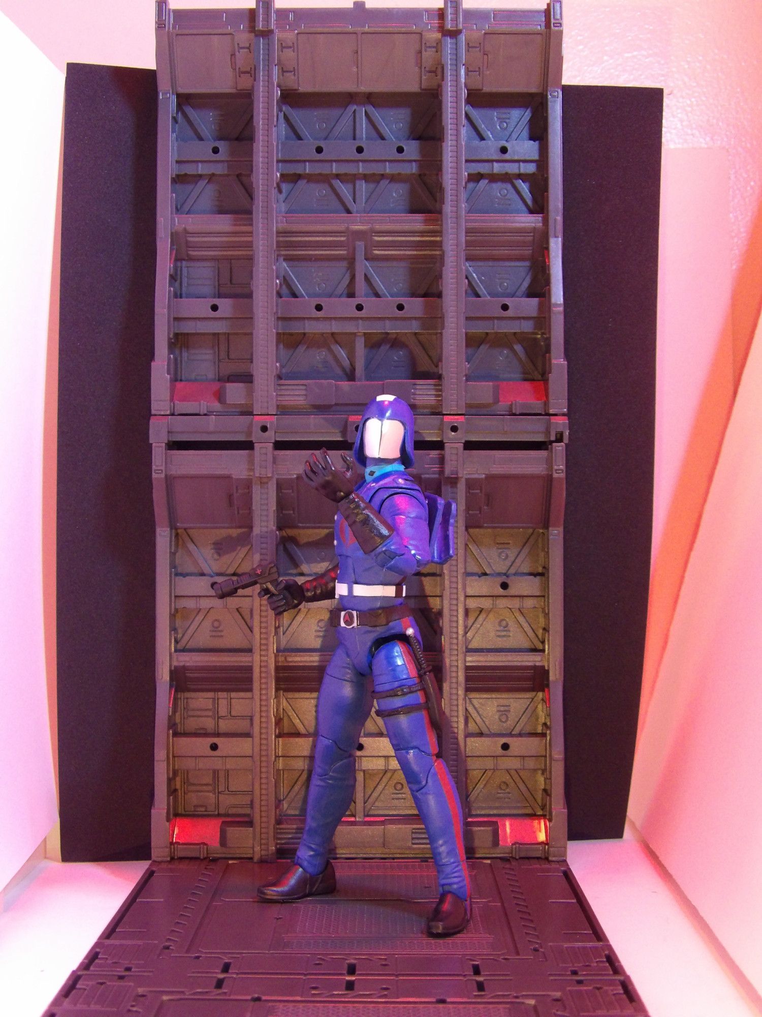 uncropped shot from earlier post, the white foam board on both sides near Cobra Commander is now visible