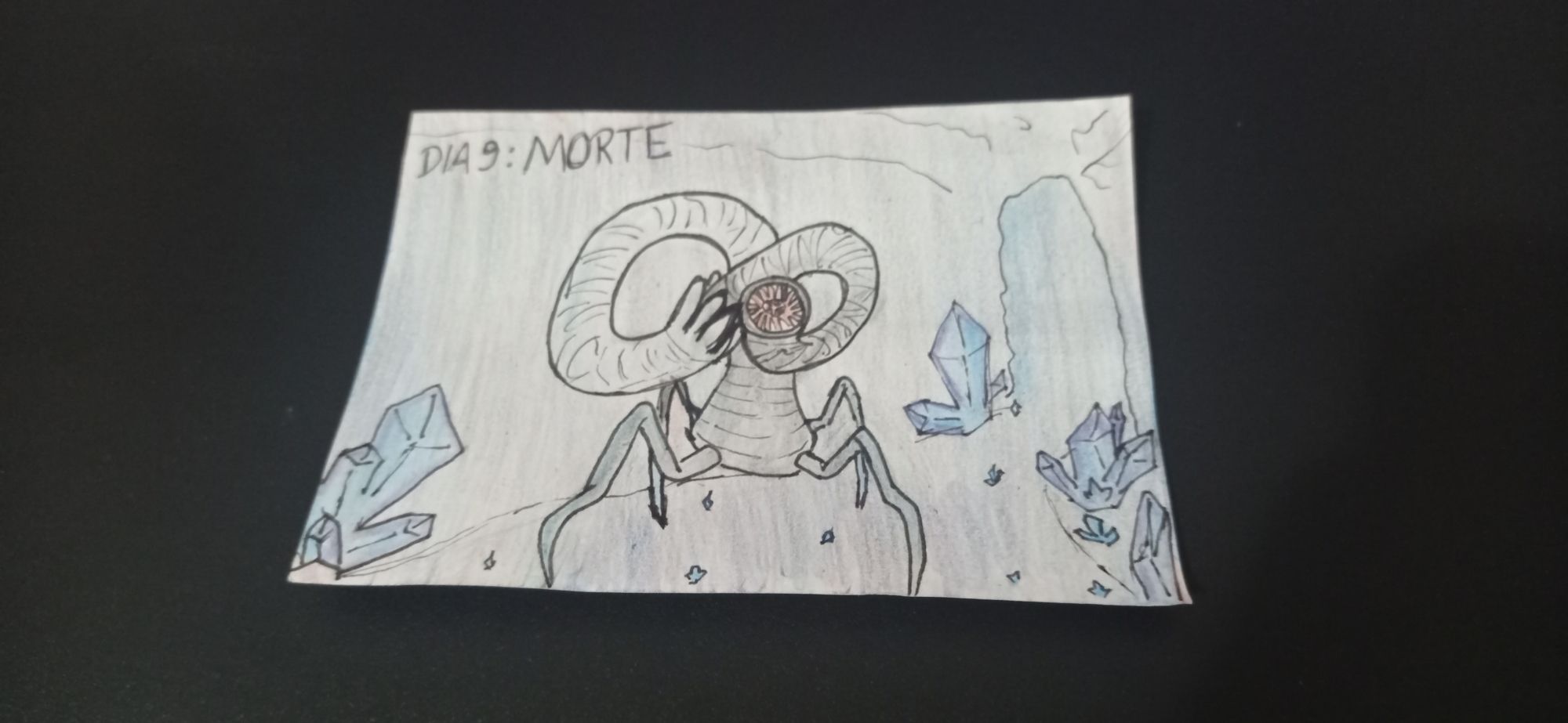 Desenho em que mostra o Succ, criatura de Ordem Paranormal que se assemelha a uma sanguessuga com 4 perninhas. O monstro se encontra em um cenário cavernoso com a presença de cristais azuis brilhantes.