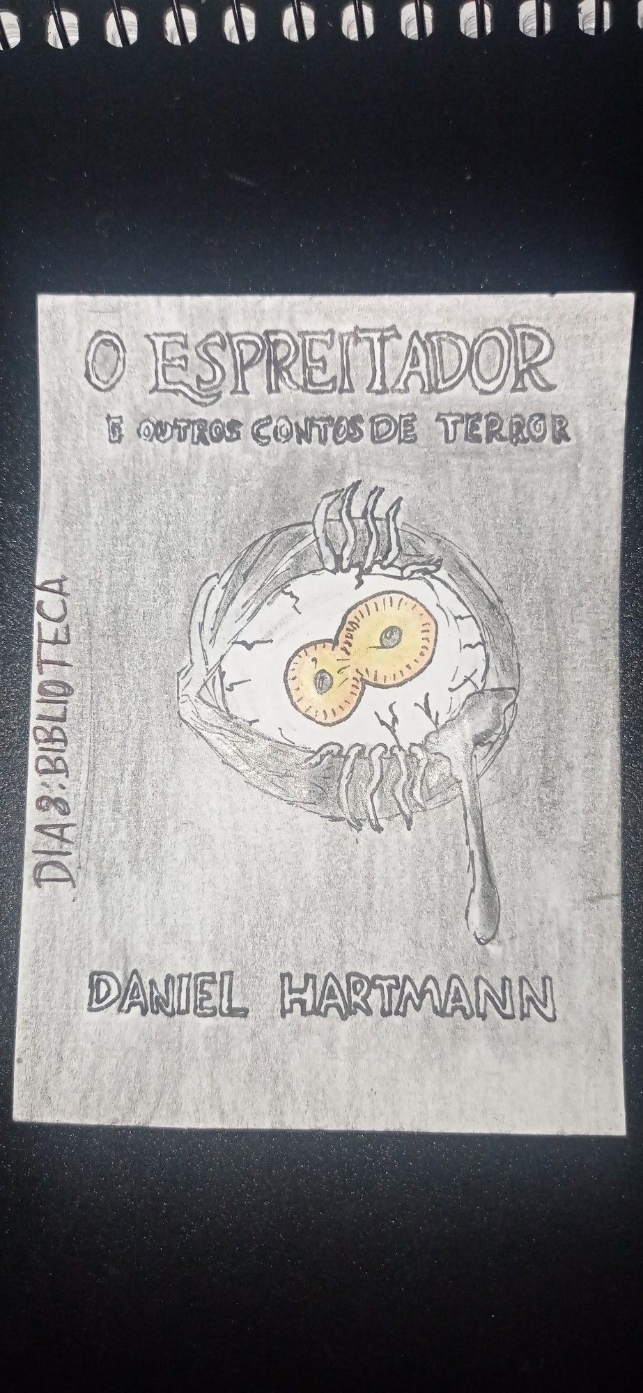 O desenho representa a capa do livro "O Espreirador e outros contos de terror" de Daniel Hartmann (Ordem Paranormal), com um olho de duas íris lacrimejando.