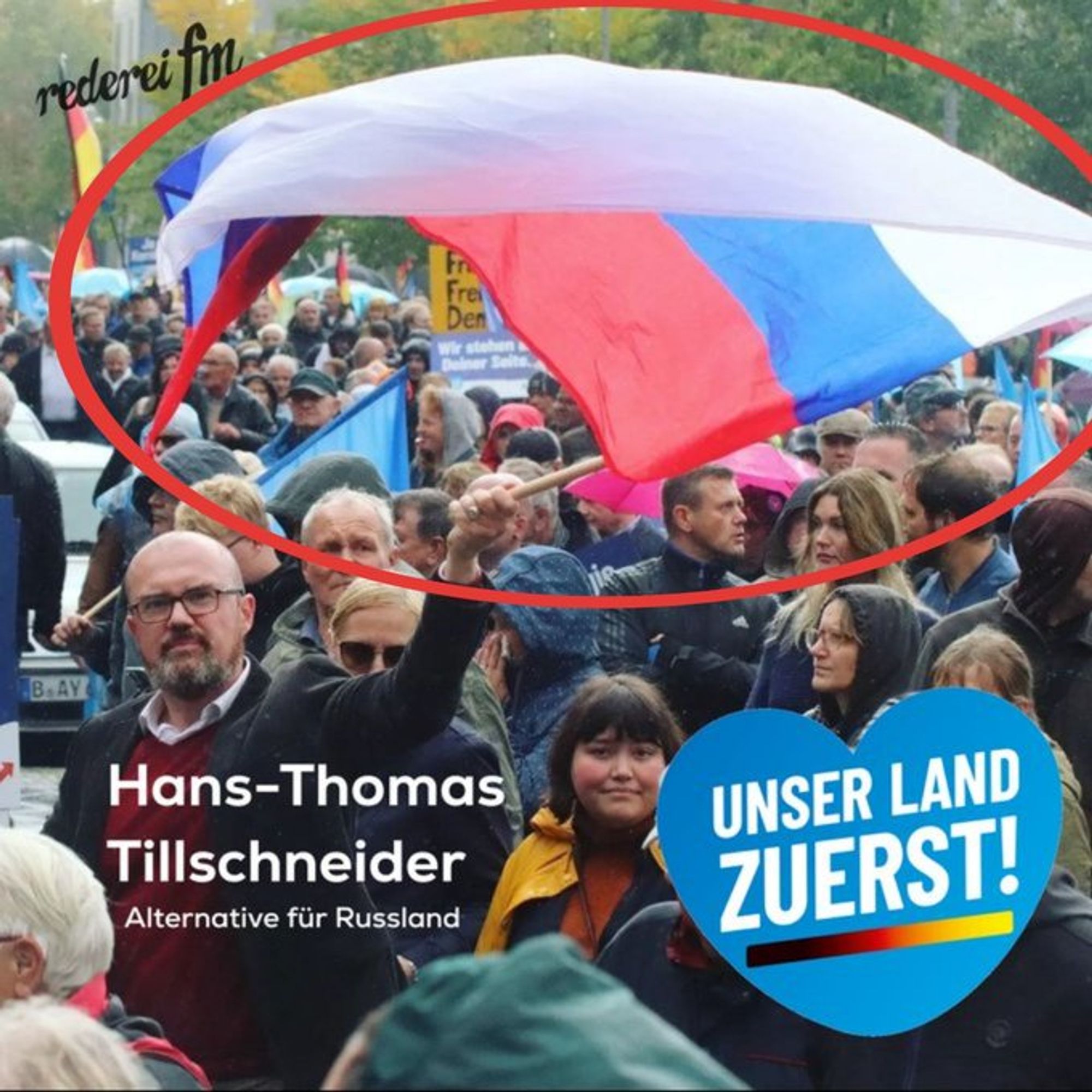 AfD-Politiker Tillschneider auf einer Demo eine Rußland-Fahne schwenkend. Daneben der AfD-Slogan "Unser Land zuerst!".