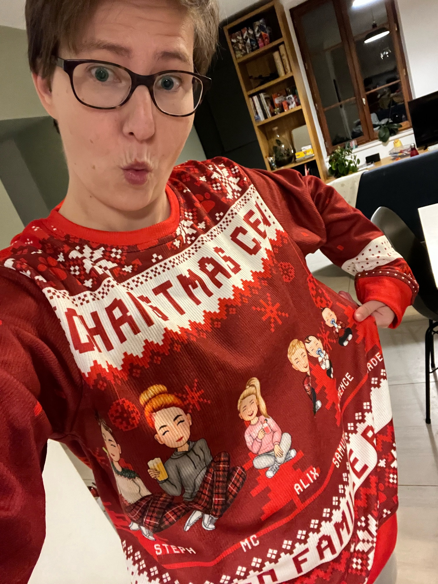 Pull de Noël avec des dessins de tous les membres de la famille