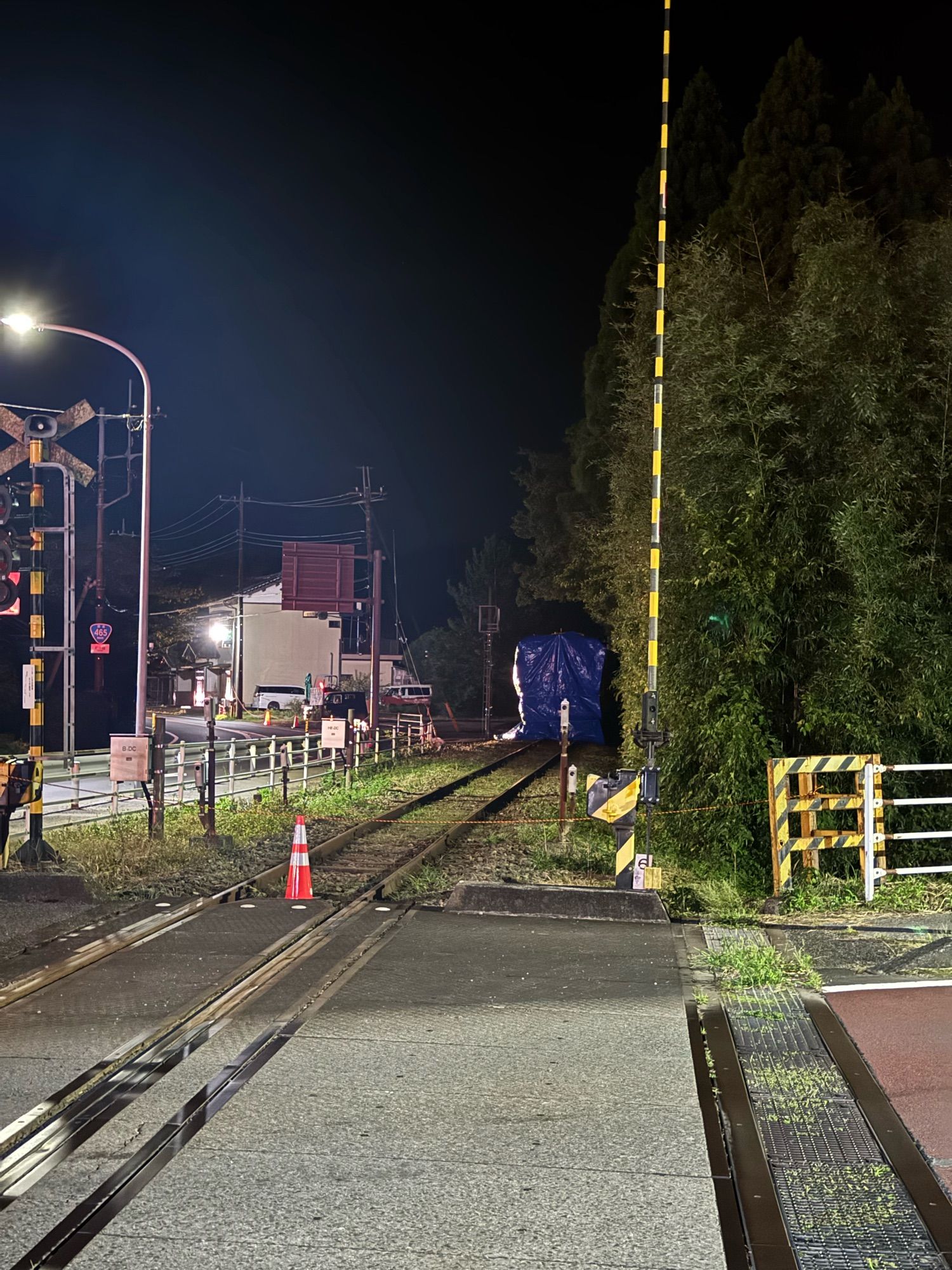 真ん中でビニールシート被せてあるやつが脱線車両の模様。