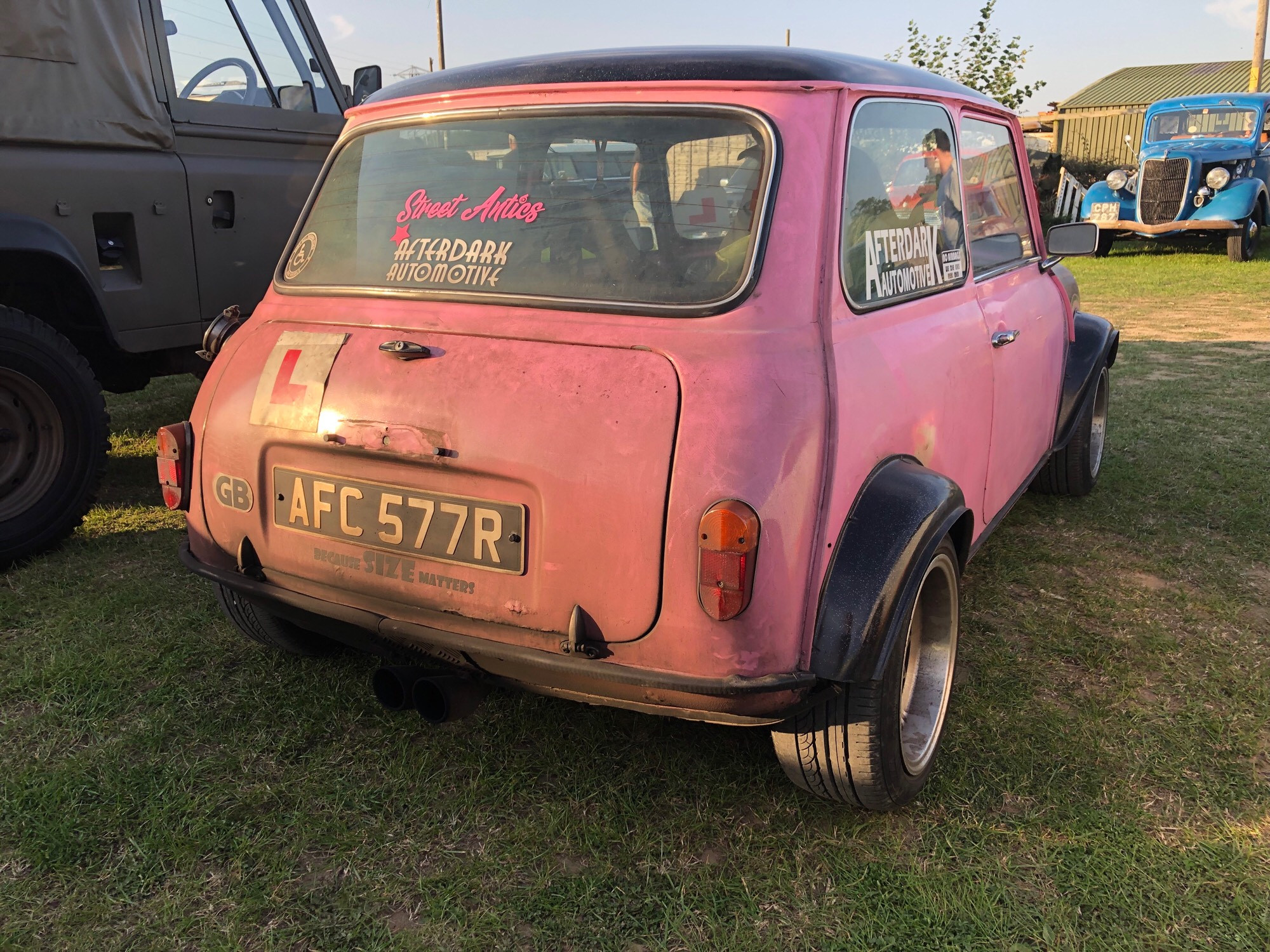 Well I never, it’s #minimonday again already with this wild pink #Mini1000 seen a few weeks ago. Do you like? Goof mooning - http://miniphernalia.co.uk