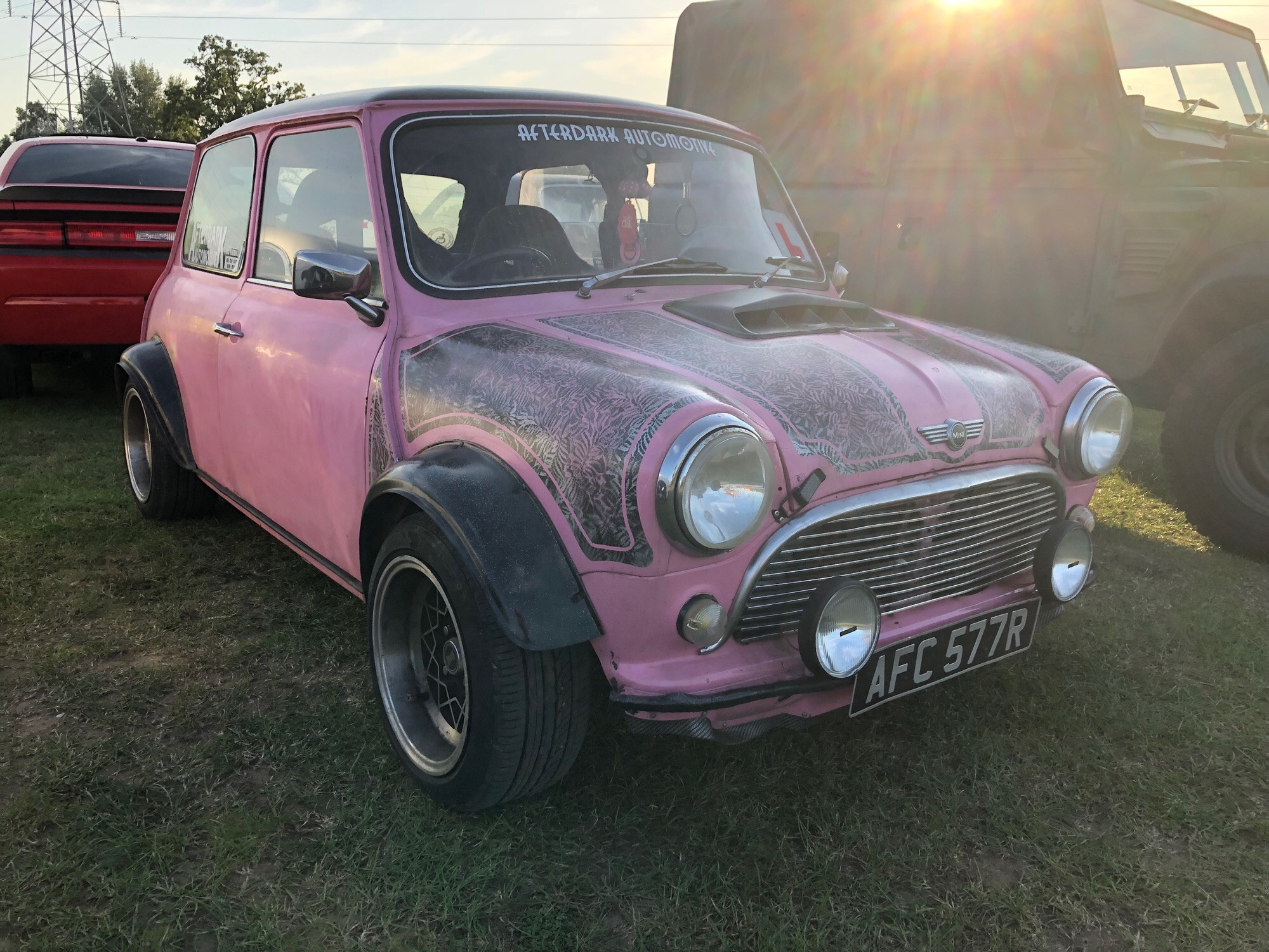 Well I never, it’s #minimonday again already with this wild pink #Mini1000 seen a few weeks ago. Do you like? Goof mooning - http://miniphernalia.co.uk