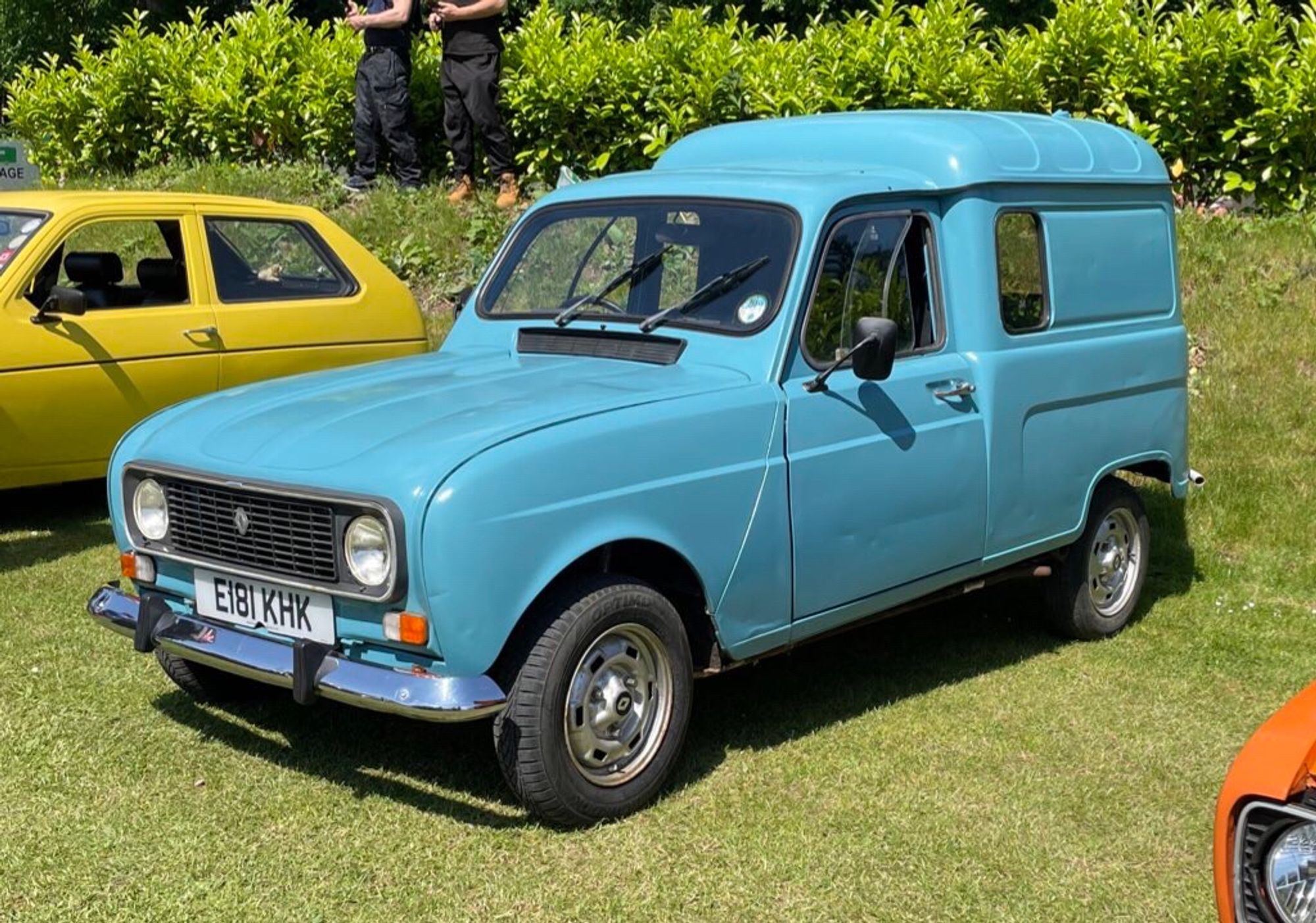 Do like #Renault4? Rare sight these days, probably see more vans than hatchbacks. #DannyDevito drove one in Romancing The Stone - miniphernalia.co.uk